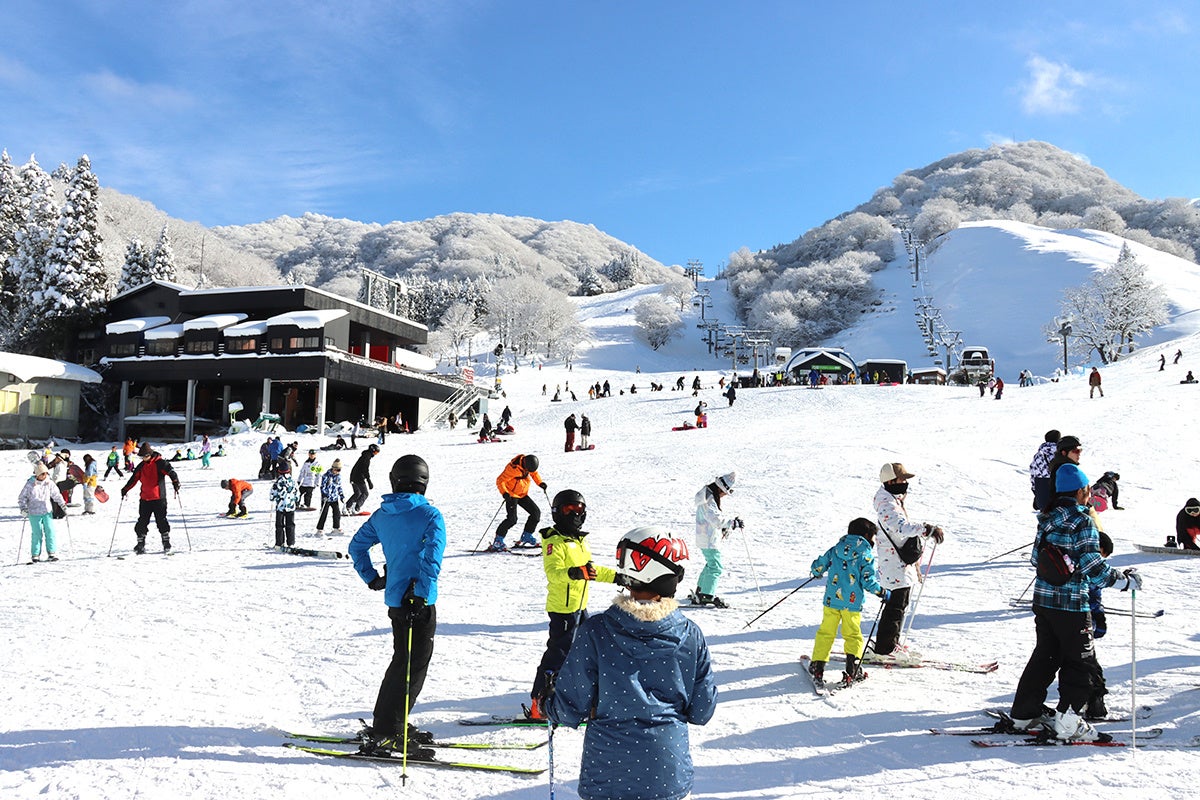 暖冬・少雪でも【スキー場集客が過去最多】！開業５６年目に１２月末までの来場者数「３万１３２８人」を記録！「人工造雪機の雪造り」で秋からゲレンデオープン！関西最大級のスキー場「グランスノー奥伊吹」