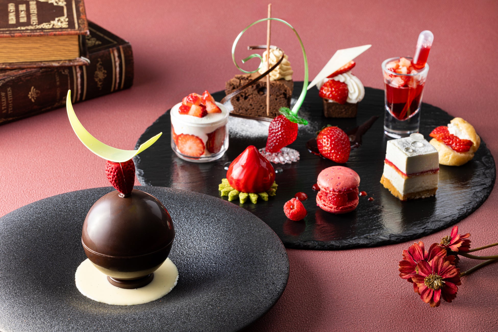 【新横浜プリンスホテル】“かけて完成する”チョコフォンデュ風スイーツなど多彩ないちごスイーツを楽しむ『ストロベリースイーツプレート』を販売