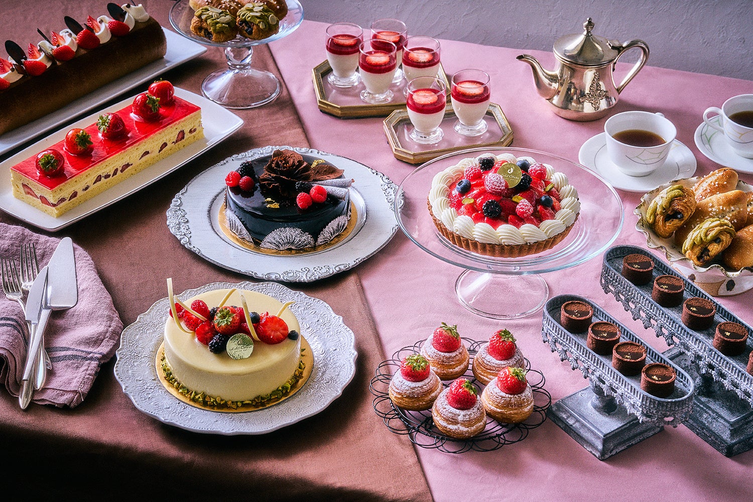 【ホテルオークラ東京ベイ】「グラン・スイーツブッフェ～苺とショコラの饗宴～」2月に開催