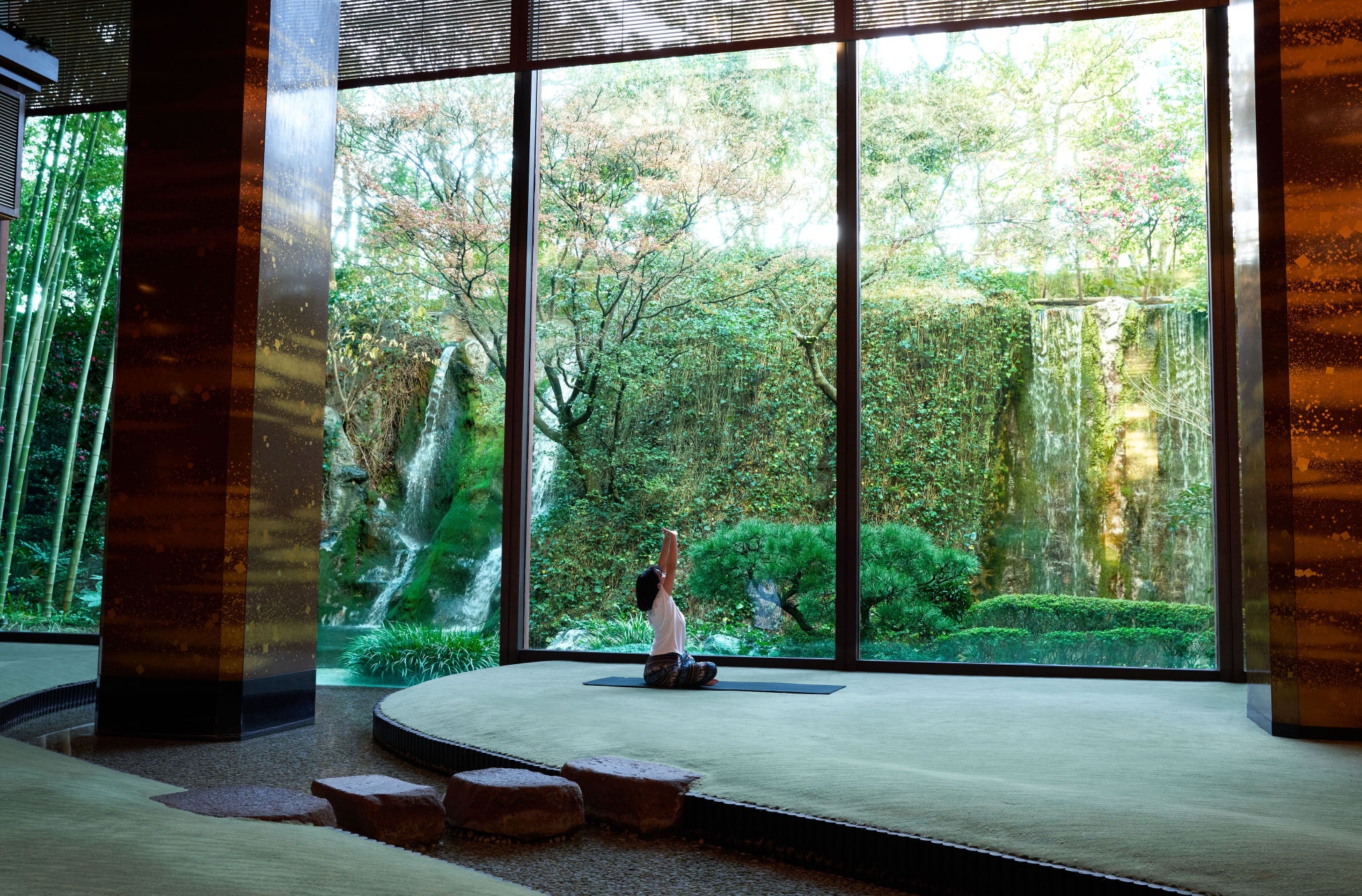 【リーガロイヤルホテル大阪】緑と光に包まれる、心身をリフレッシュする朝ヨガ体験日本庭園を望むラウンジで「リラックスヨガ体験」を2月より初開催