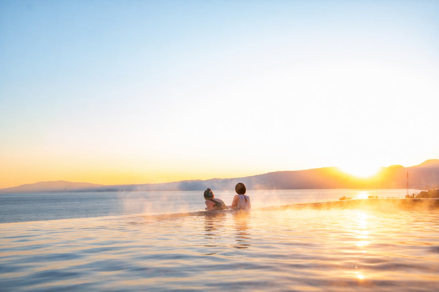 冬仕様38～40℃で、相模湾を臨むインフィニティプールを “一日中あたたかく巡る”温活体験を提案！