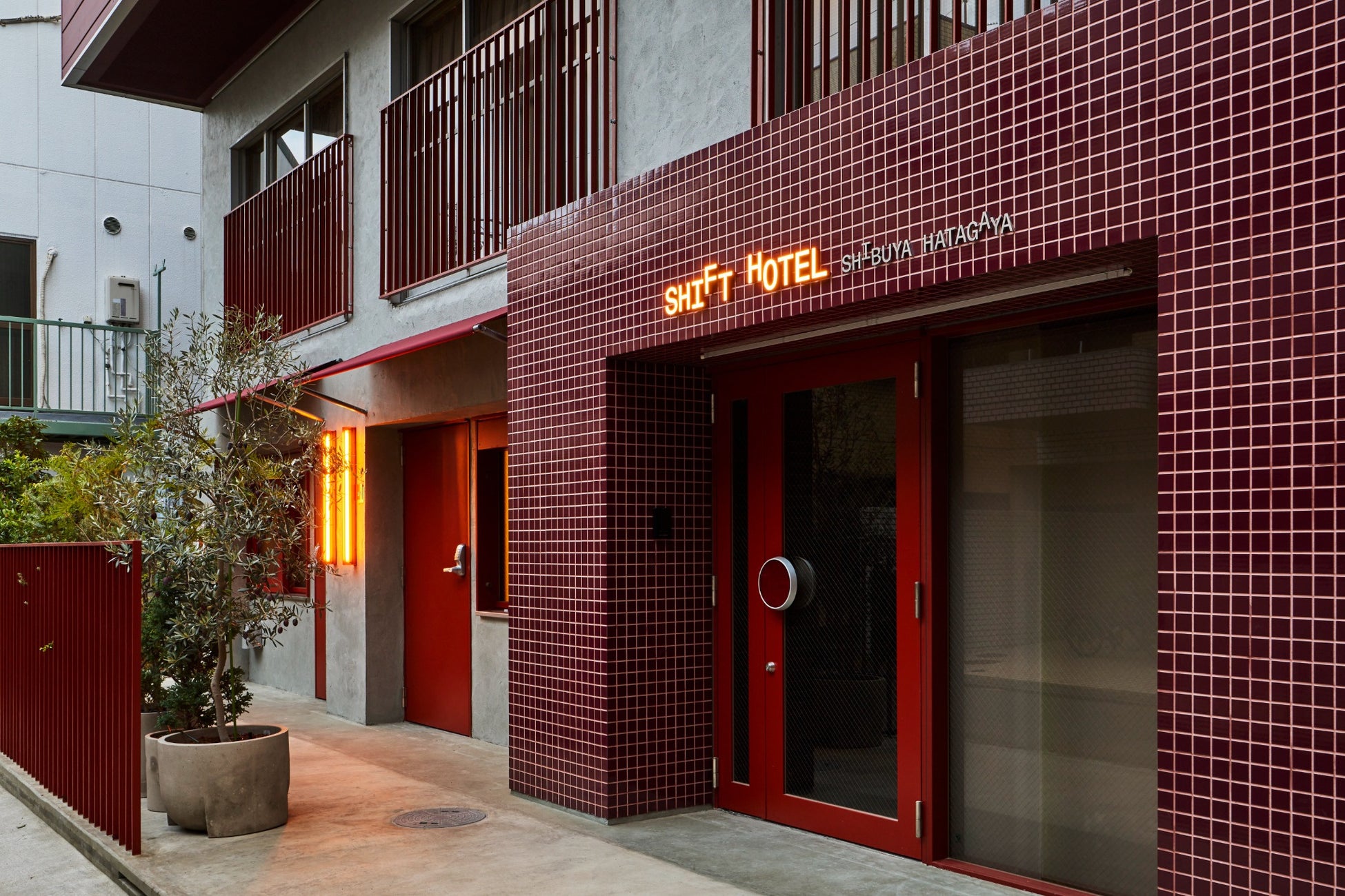 築古ビル再生による都市型ホテルモデルを全2室で実装SQUEEZE、リアルゲイトと協働し「SHIFT HOTEL SHIBUYA HATAGAYA」2026年1月17日開業