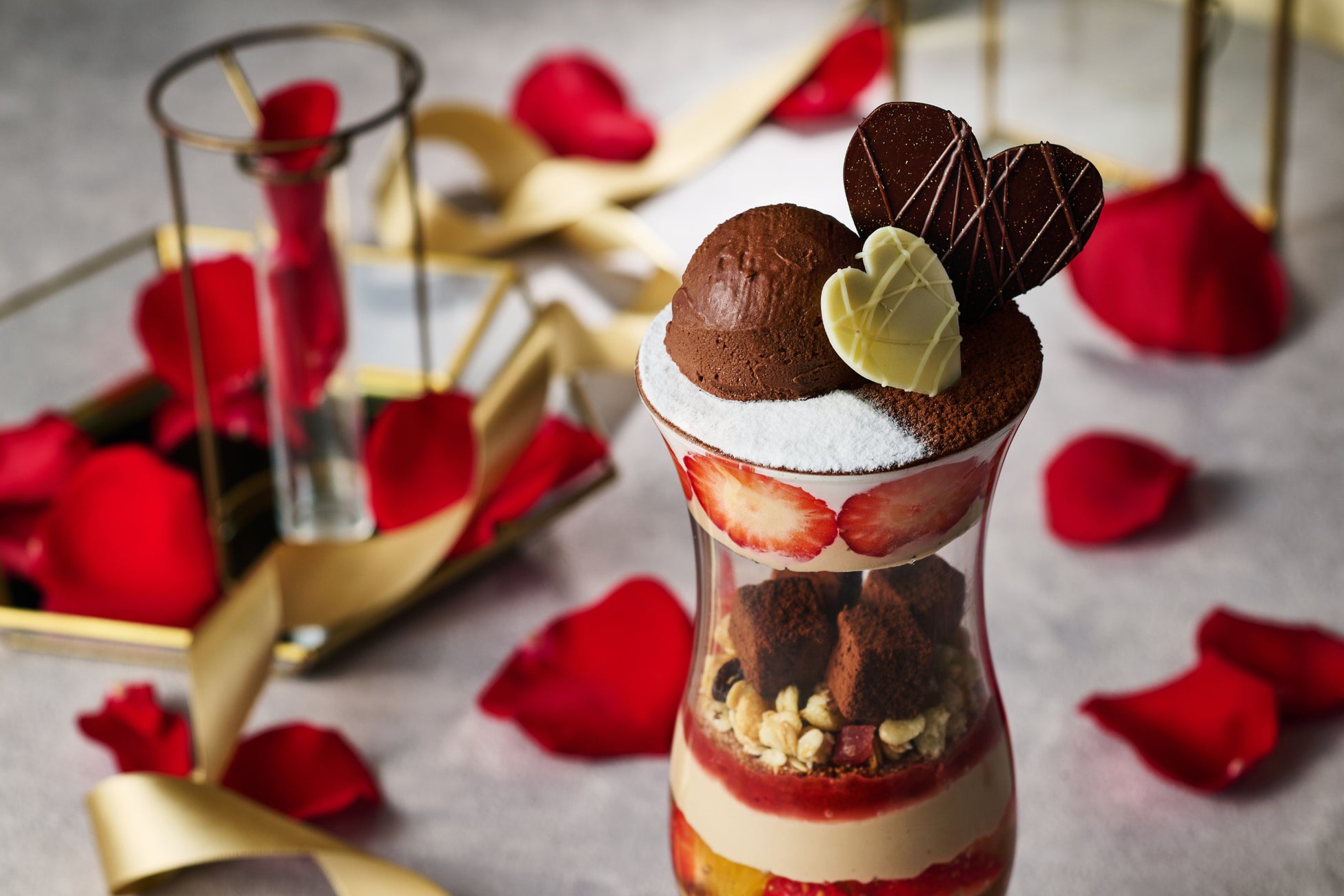 【ホテルグランヴィア京都】ガラス越しに見る芸術作品のような一品！「紅茶香るショコラパフェ」販売開始のお知らせ