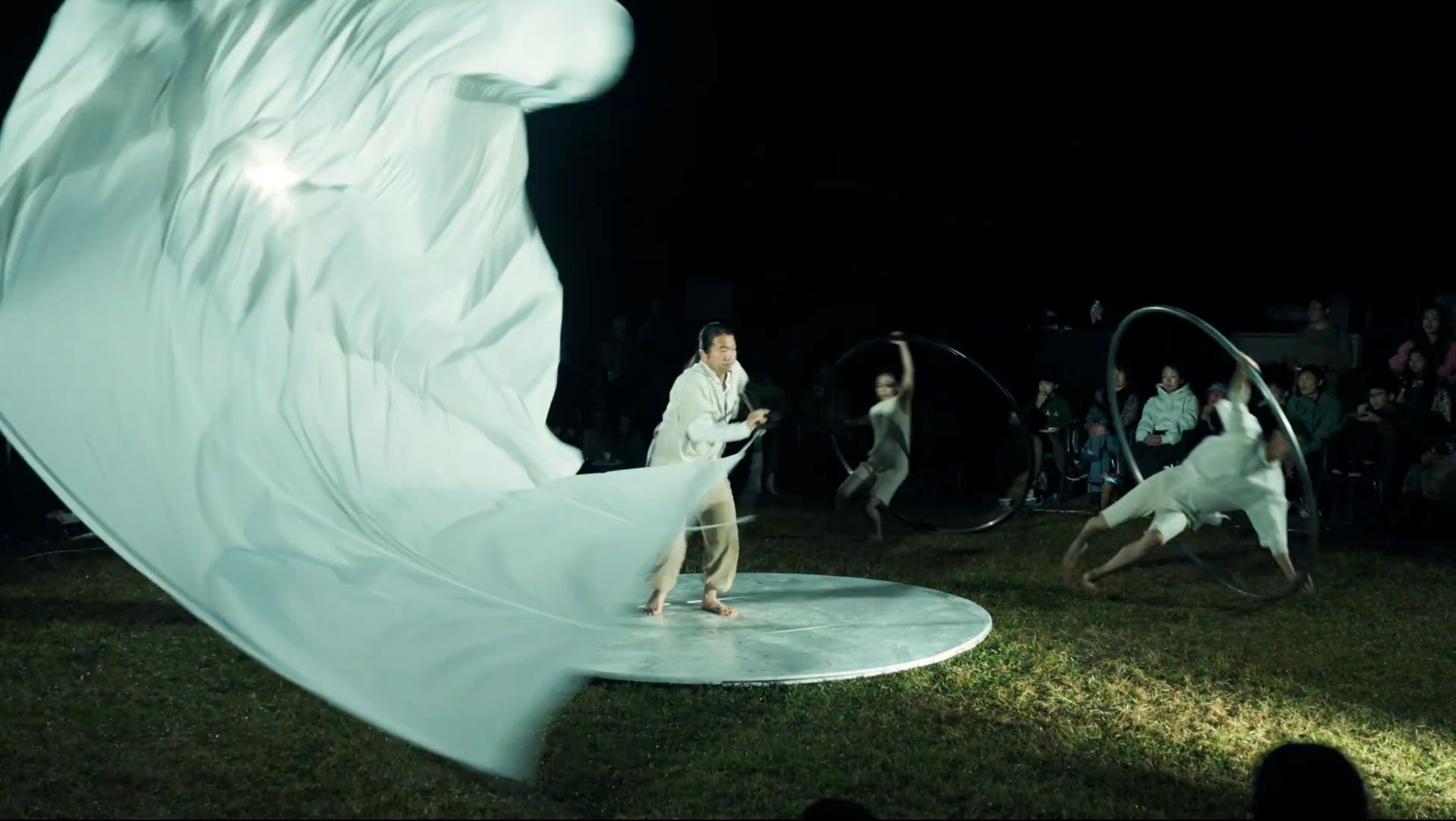 「種子島宇宙芸術祭2025」で、現代サーカスカンパニーが夜の公園を舞台に上演。「うきも-project-」による特別ステージが観客を魅了。