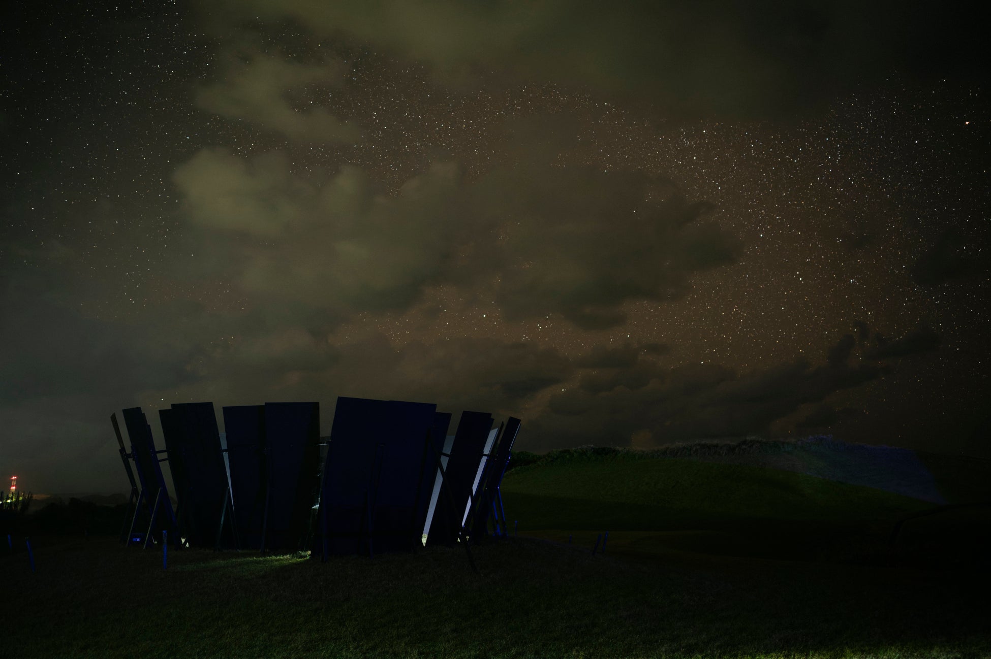 11月8日-24日に開催された「種子島宇宙芸術祭2025」世界各国で活躍するアーティスト総勢21組による31作品を展示。JAXA種子島宇宙センターの広大な敷地に大型インスタレーションアート。