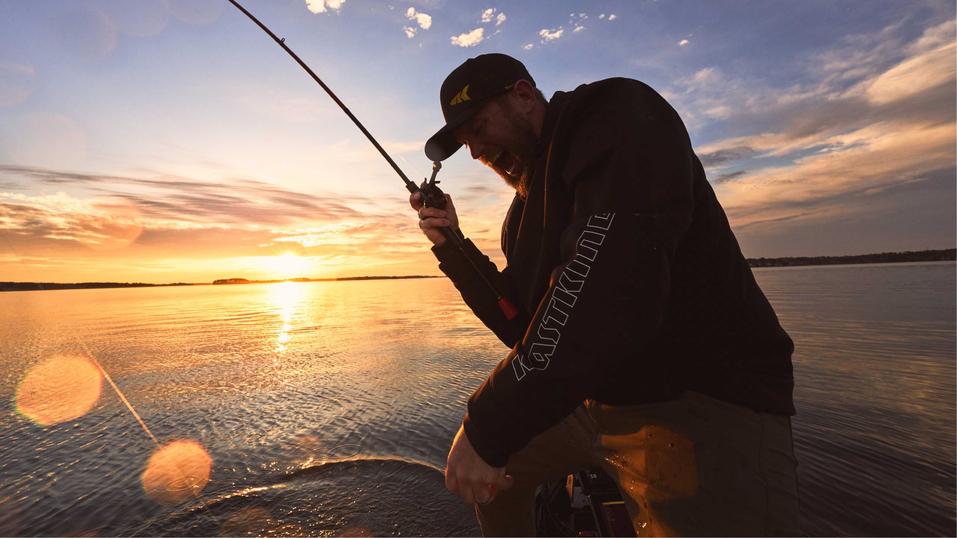 【ROOT CO.】フィールドと日常をつなぐ「PLAY STRETCH」シリーズ2026年モデルを発売。軽量・高伸縮ナイロンを軸に、セットアップからレイヤードまで自在なラインナップ展開