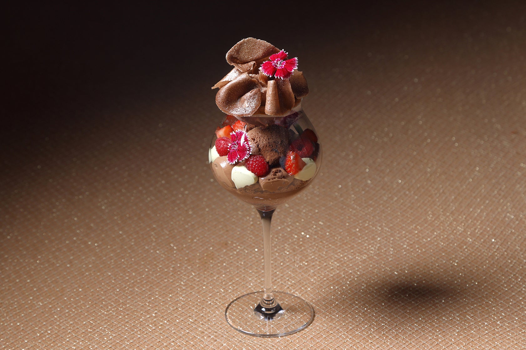 【大阪マリオット都ホテル】天空のラウンジに今冬限定、ショコラとベリーの優美な「ショコラパフェ」が登場！バレンタインシーズンはカヌレやボンボンショコラ、ハートの飴細工で特別仕様に