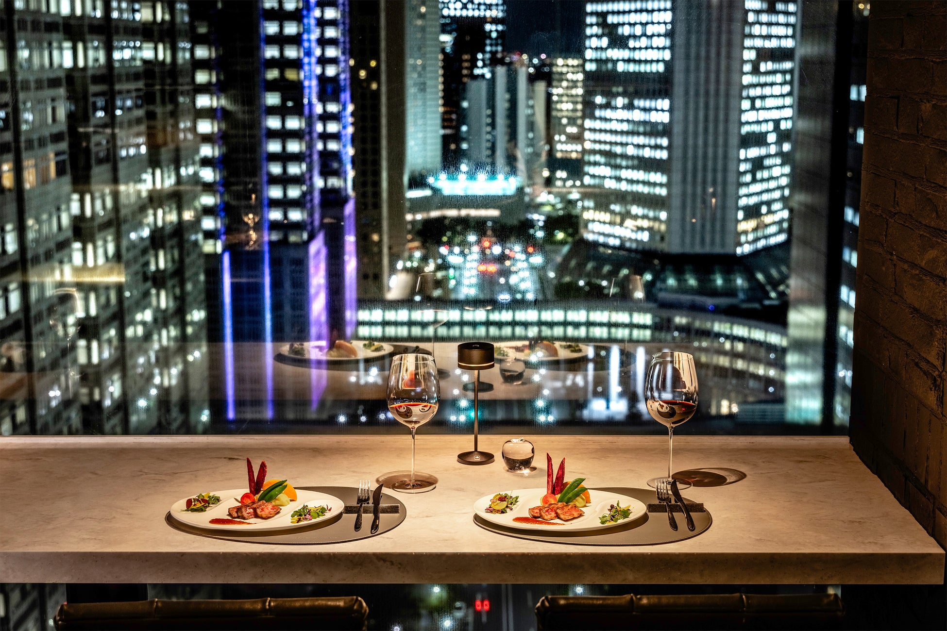 【新宿ワシントンホテル】夜景と融合した大人の空間で 心躍るひとときを・・・「MANHATTAN TABLE」　待望のディナー営業1月19日（月）予約開始、2月1日（日）営業開始