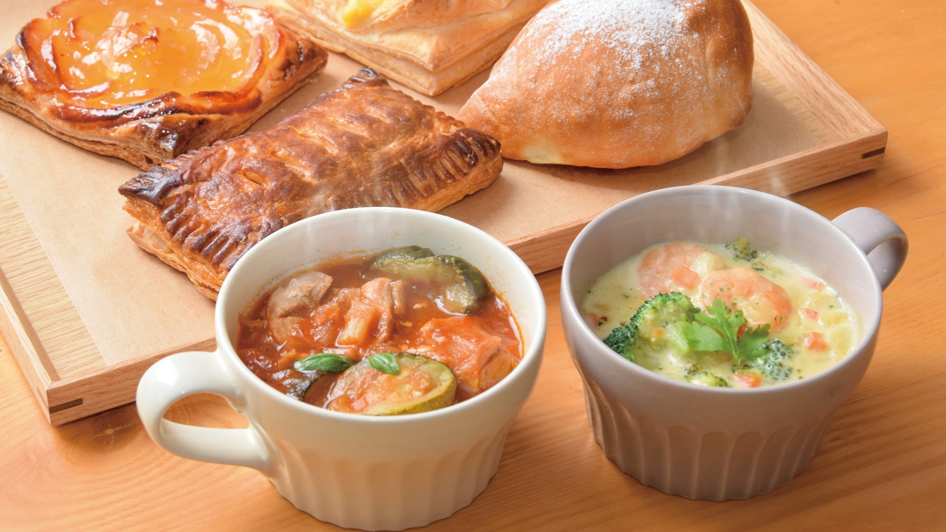 【第一滝本館】登別温泉・地獄谷から徒歩5分の暖炉に癒やされるadex BAKERY&CAFE。1月より毎日焼き立てパンを販売。冬の食べるごちそうスープとともに、心まで温まるカフェ時間を。