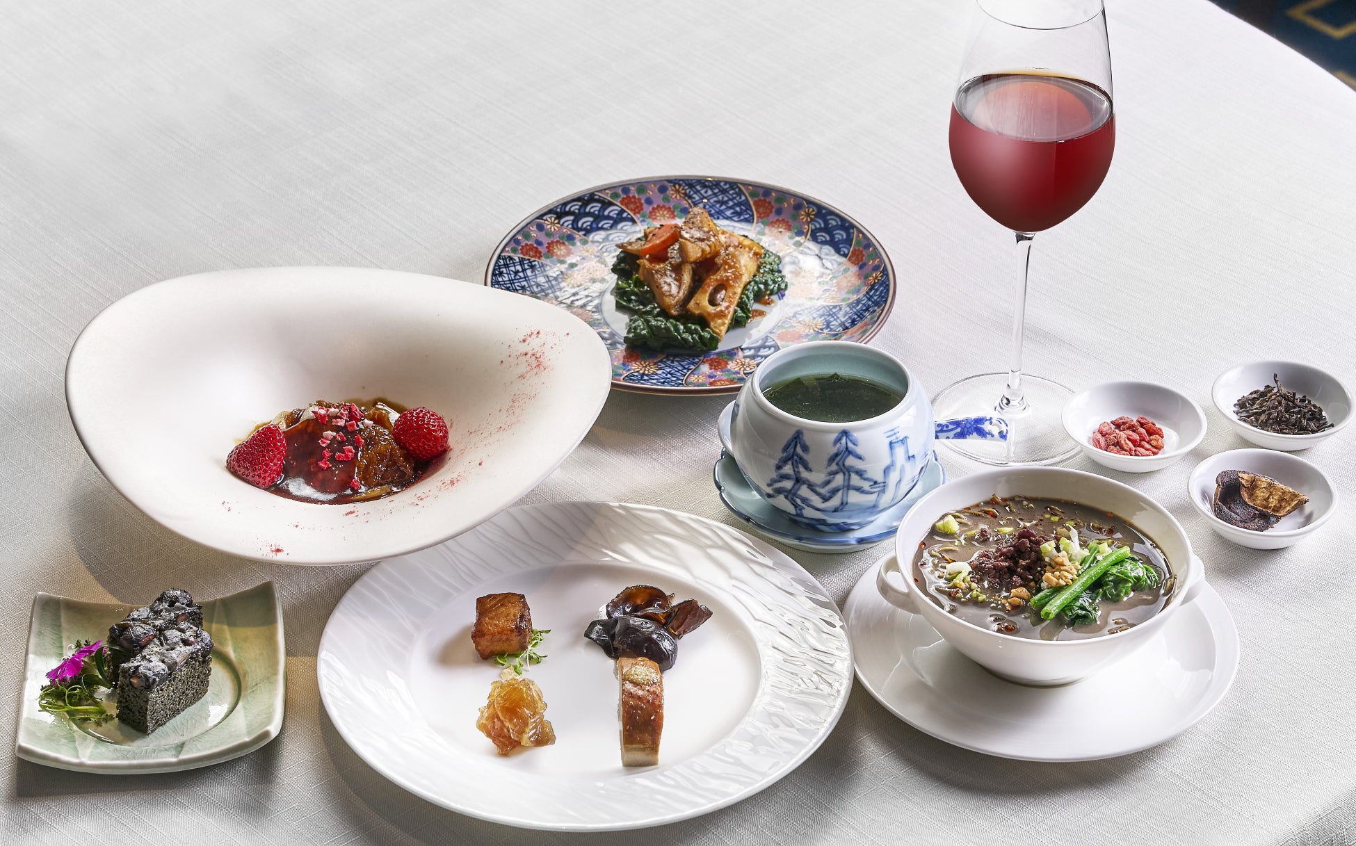 【DMMかりゆし水族館】フンボルトペンギンの赤ちゃん『いちご』が誕生!