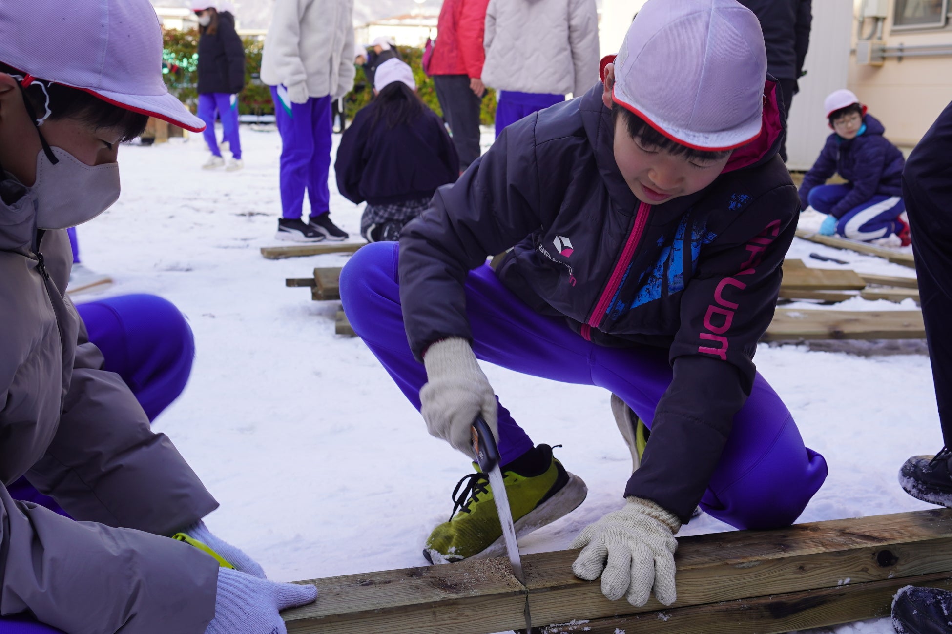 あまり使われていない校内広場を“遊び場”へ。フォレストアドベンチャーが長野市の小学生と一緒に遊具を制作する特別授業を実施