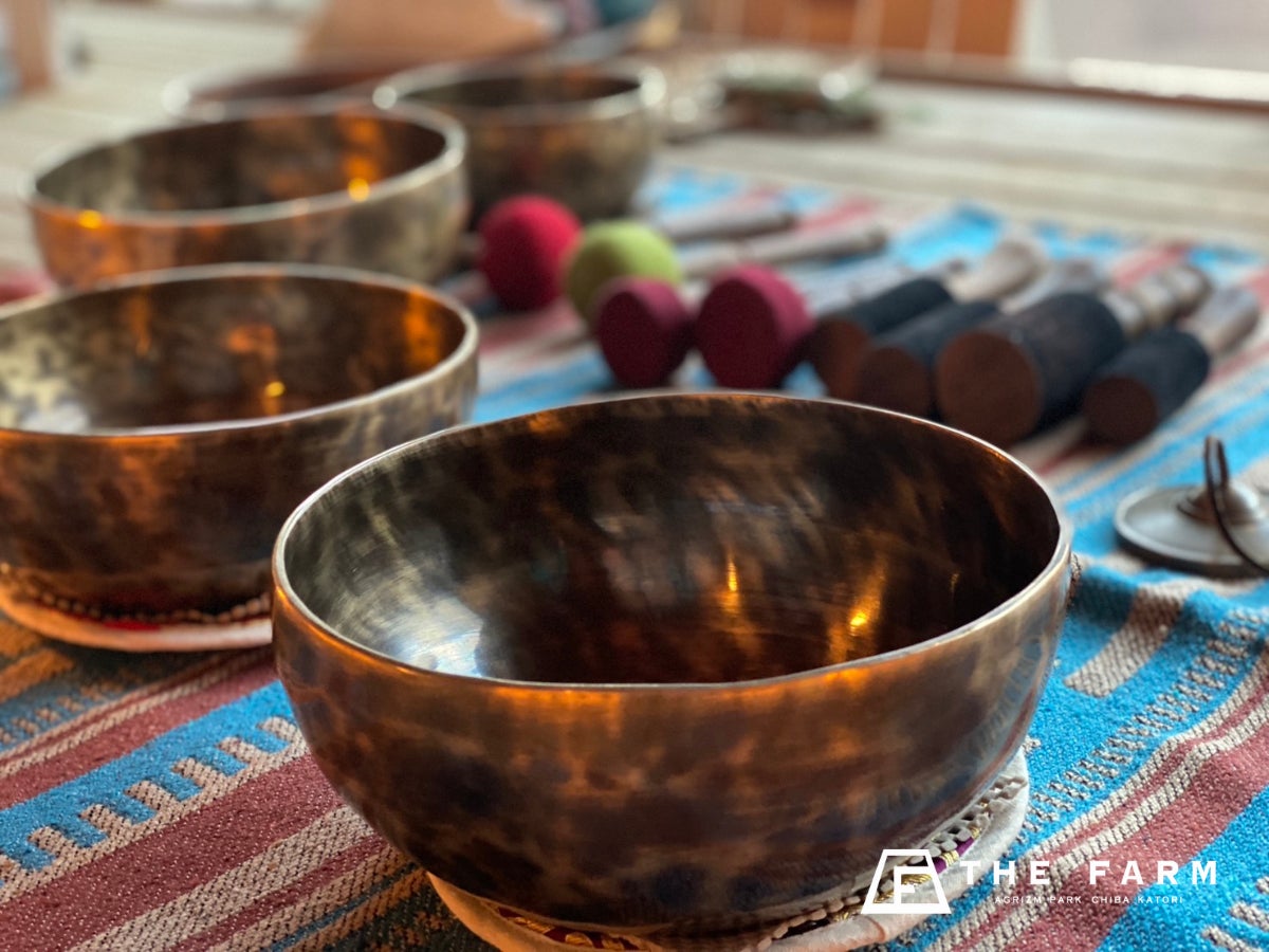 シンギングボウルの1/fゆらぎ×ハーブの香り。おふろcaféかりんの湯で新体験イベント「シンギングボウル×ハーバル」開催