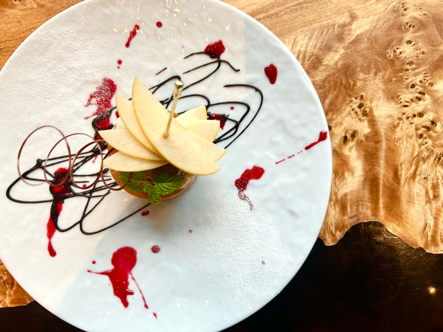 りんごの甘みと酸味が際立つバレンタインメニューが登場／ザ ロイヤルパーク キャンバス 福岡中洲