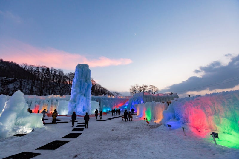 支笏湖ブルーの幻想へ、氷の世界をゆったり鑑賞—『しこつ湖 鶴雅リゾートスパ 水の謌』、氷濤まつりプレミアムタイムチケット付きプラン販売開始