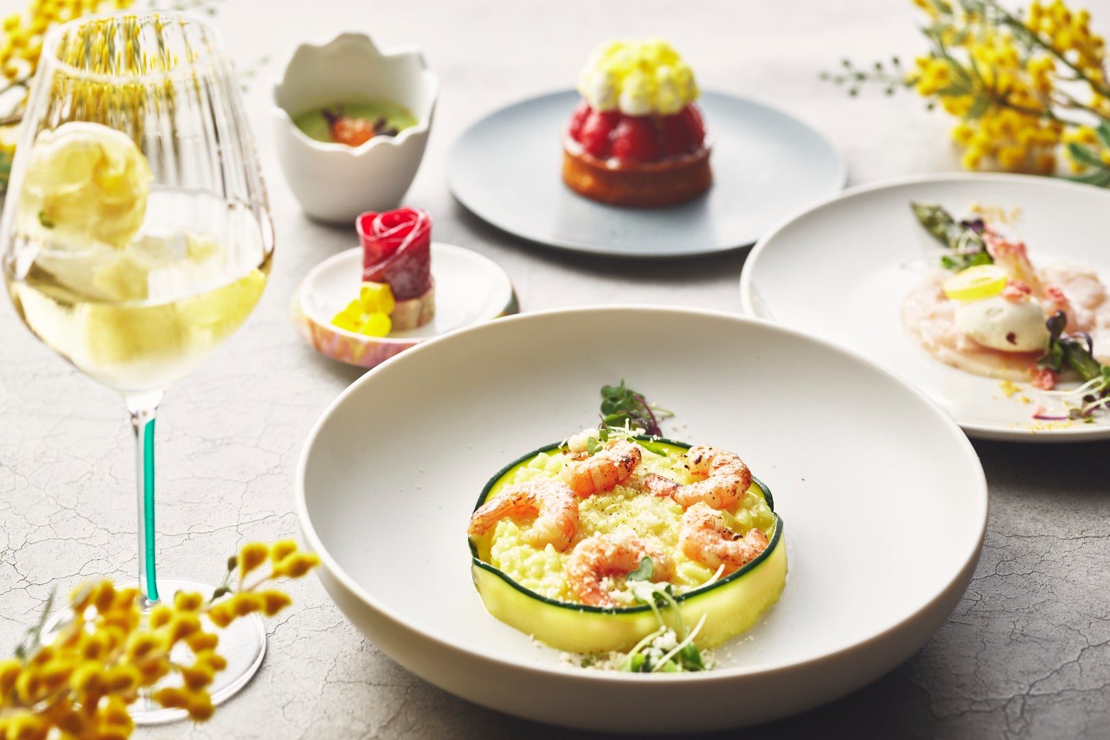 【ホテルインディゴ東京渋谷】2026年3月8日（日）の国際女性デーを祝福し、ミモザカラーをテーマにしたスペシャルディナーを１日限定で販売