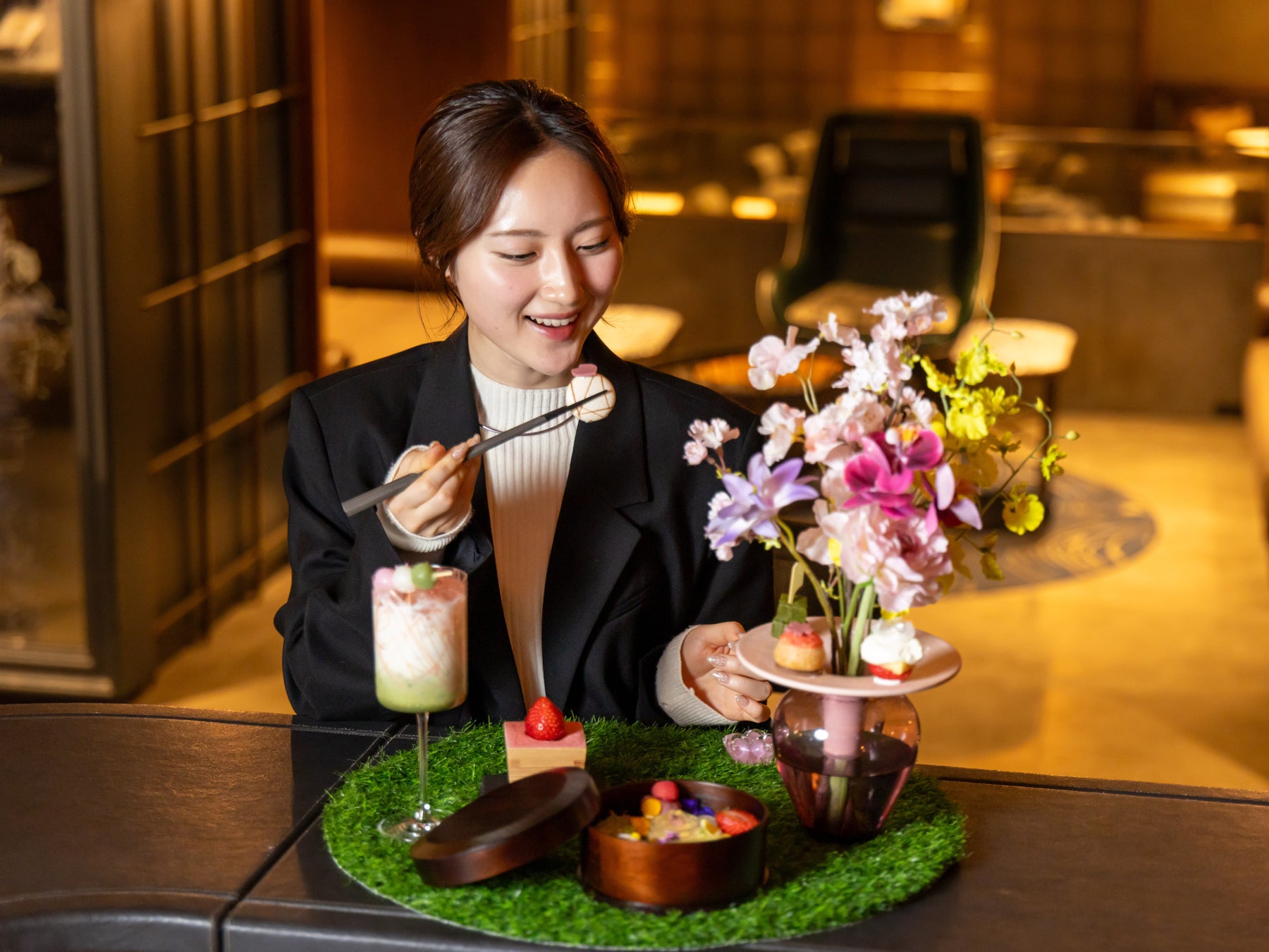 「THE LIVELY 福岡博多」の非日常空間で“わたし時間”を満喫！全12種のスイーツをひとり占めする花見アフタヌーンティーなど、春季限定カフェバーメニューが3月3日（火）より登場