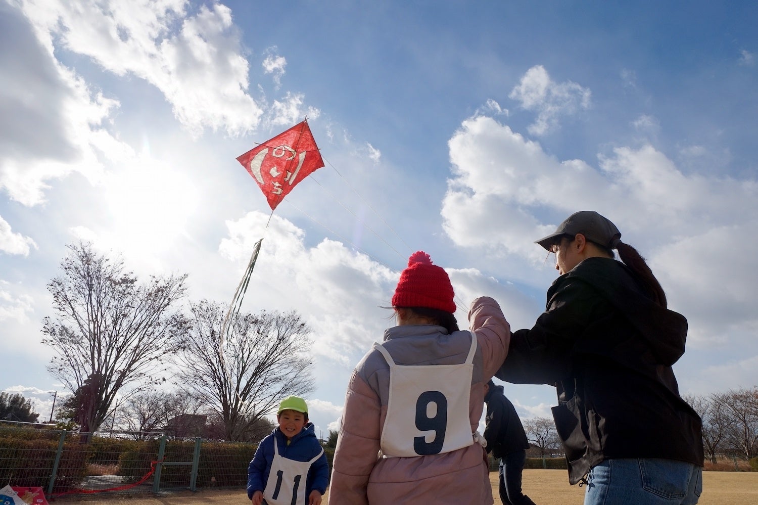 物部川からの風と家族の力で、天高く！「第50回 三世代交流新正凧あげ大会」開催【イベントレポート】