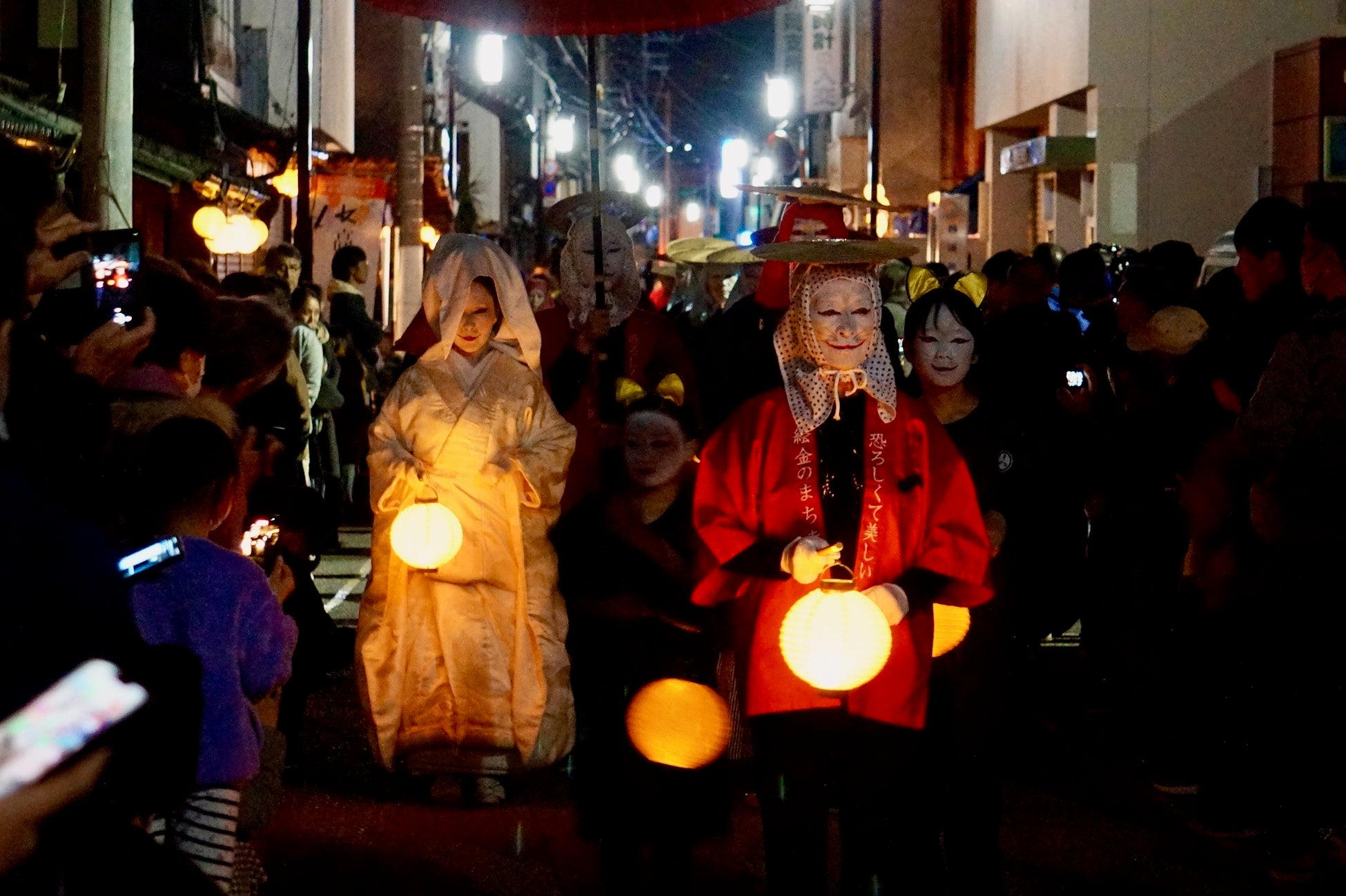 赤岡の町を妖しく美しい狐の嫁入り行列が練り歩く「狐の夜市」開催【イベントレポート】