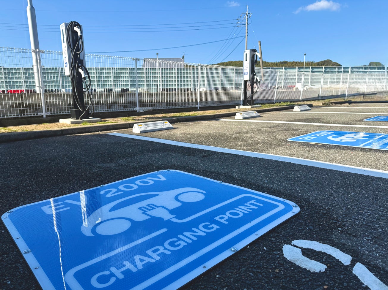 【コンフォートイン21ホテル】EV充電器を設置