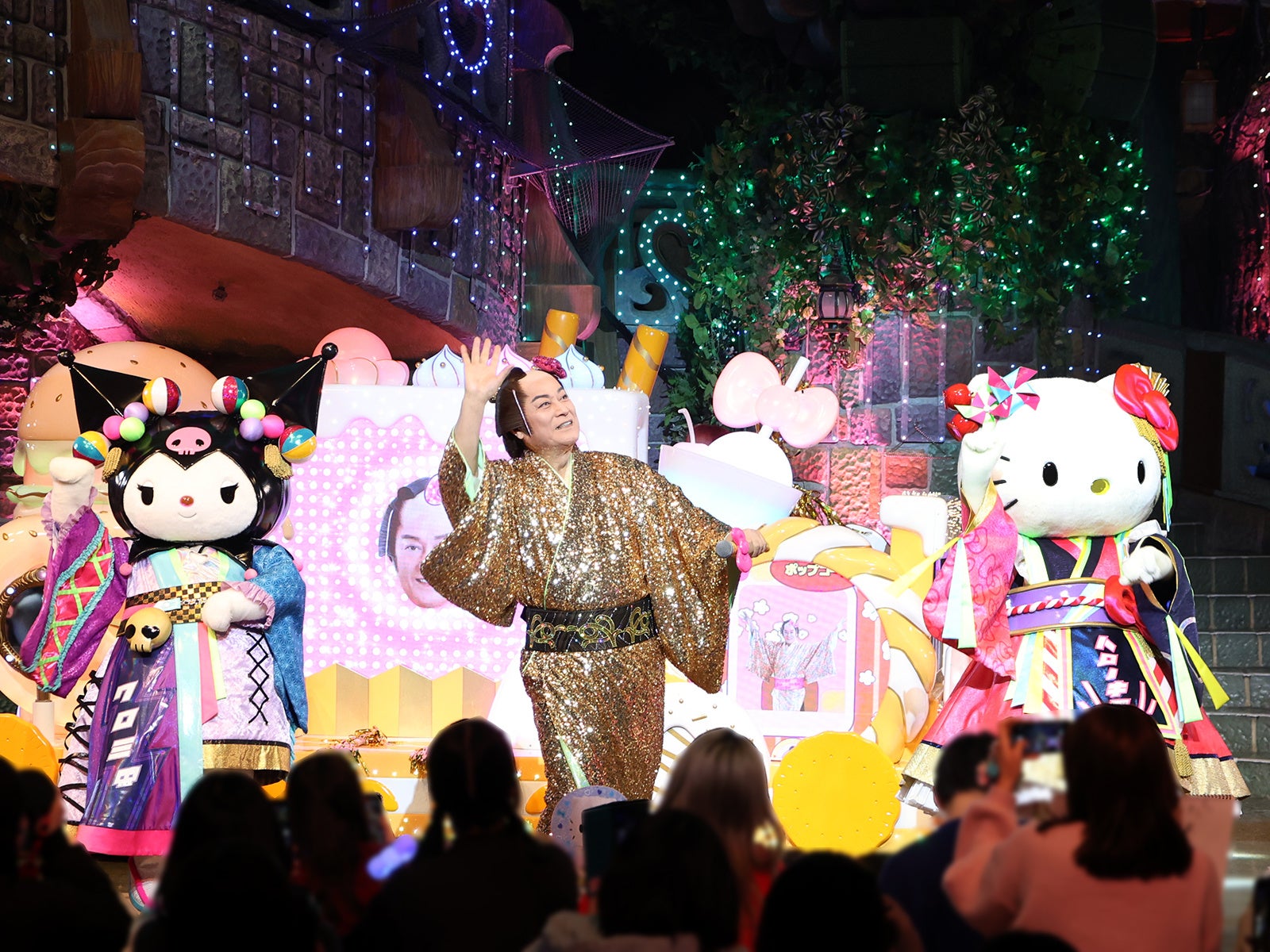 松平健さんがサンリオピューロランドに初登場！ハローキティたちと「マツケンサンバⅡ」を特別に披露 館内を満喫した1日に密着レポート