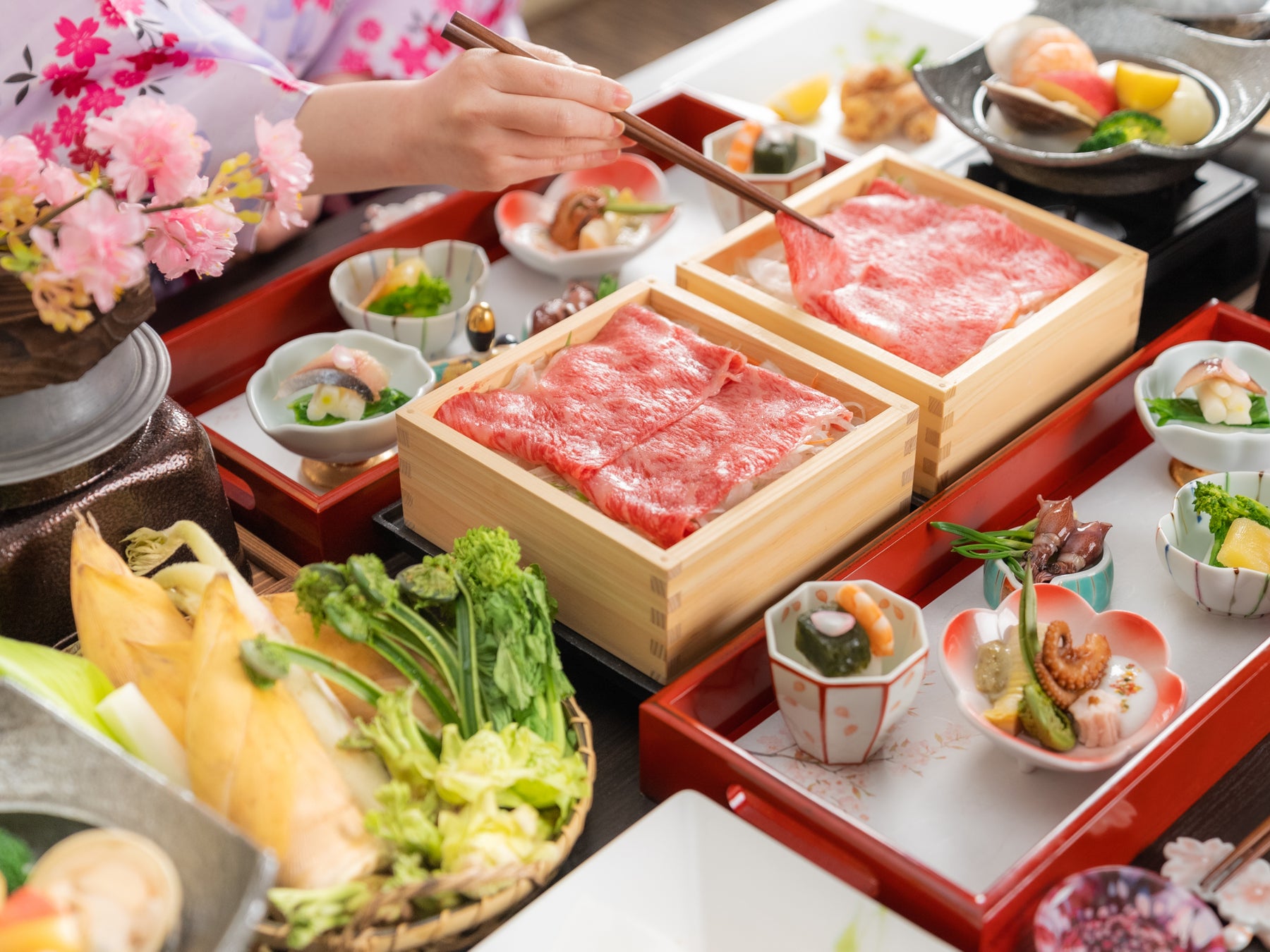 【2026年・春のリトリート】日本の宿 古窯が国の地理的表示(GI)産品「小笹うるい」と山形牛を堪能。山形の旬を五感で味わう『山菜の温泉蒸ししゃぶ会席』の予約受付を開始。