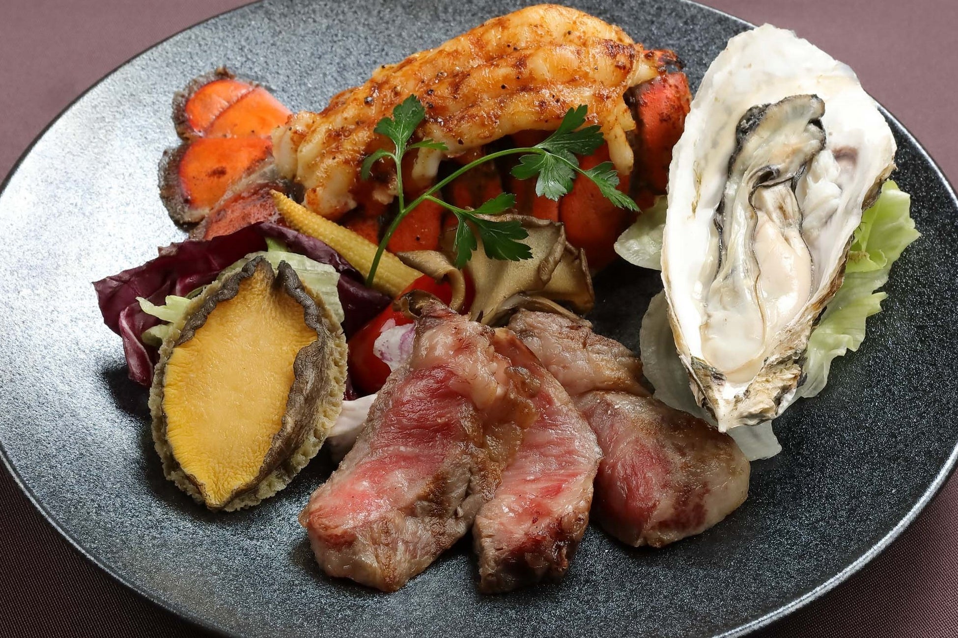 ニューヨークの名門ステーキハウス「ベンジャミンステーキハウス」ＫＩＴＴＥ大阪店にて、黒毛和牛とアワビ、ロブスターを味わう美食のひととき「至高の饗宴コース」を提供開始