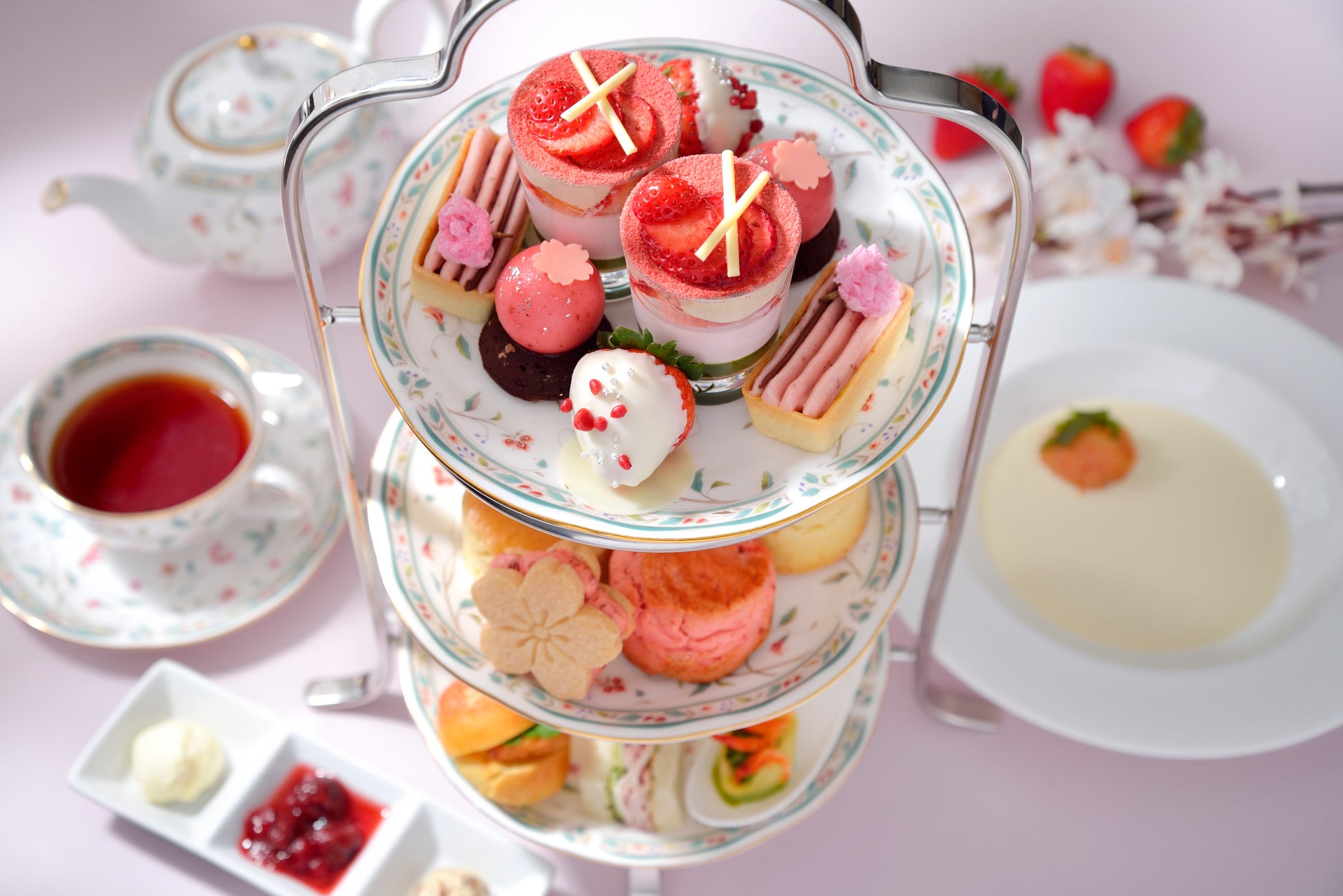 【ホテル椿山荘東京】健やかさと美しさを願う春の節目に、所作と心を整えるひとときを　桜といちごにときめく 春のアフタヌーンティーマナー教室　3月3日に開催