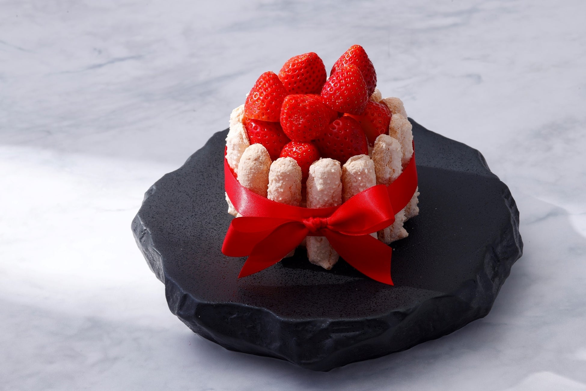 【ザ・カハラ・ホテル＆リゾート 横浜】真っ赤な果実からあふれ出す甘酸っぱさと芳醇なバニラが織りなす、ホワイトデー限定ケーキ「Charlotte Fraise Vanille」予約受付開始