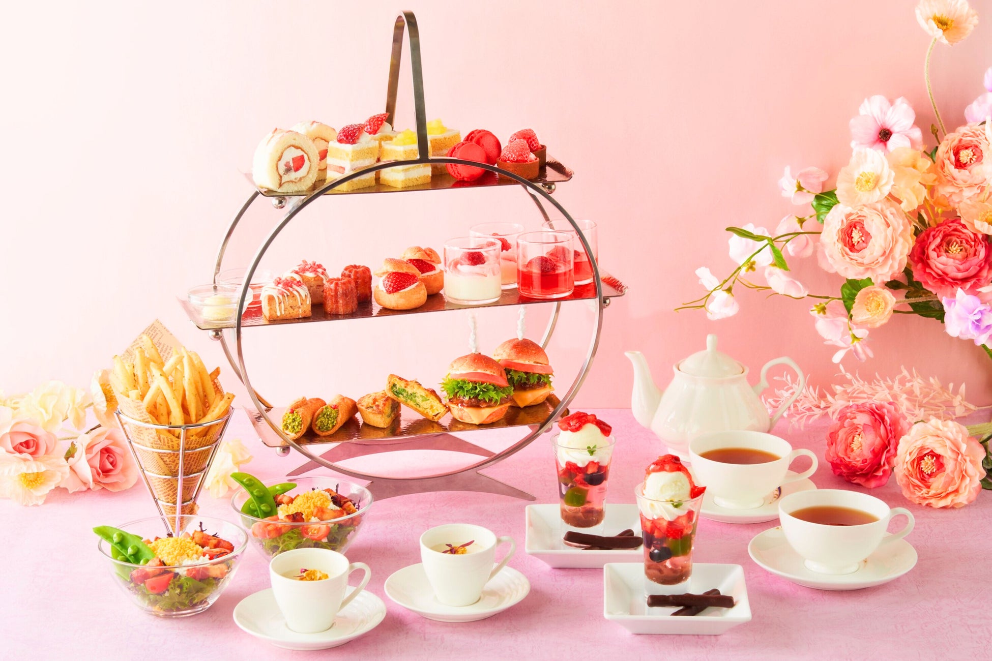 春風が運ぶ、いちごの香り。ホテル最上階からのオーシャンビューとともに心華やぐアフタヌーンティー