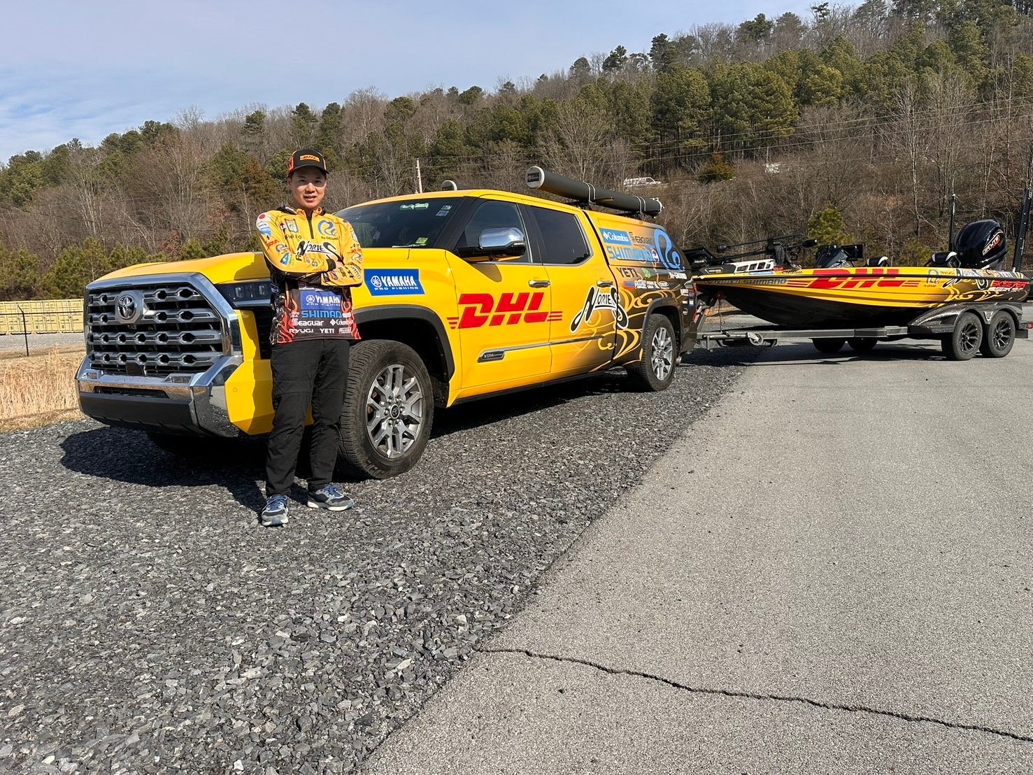 DHL、世界最高峰の舞台で挑み続ける日本人プロアングラー伊藤 巧選手と2027年までスポンサー契約を更新