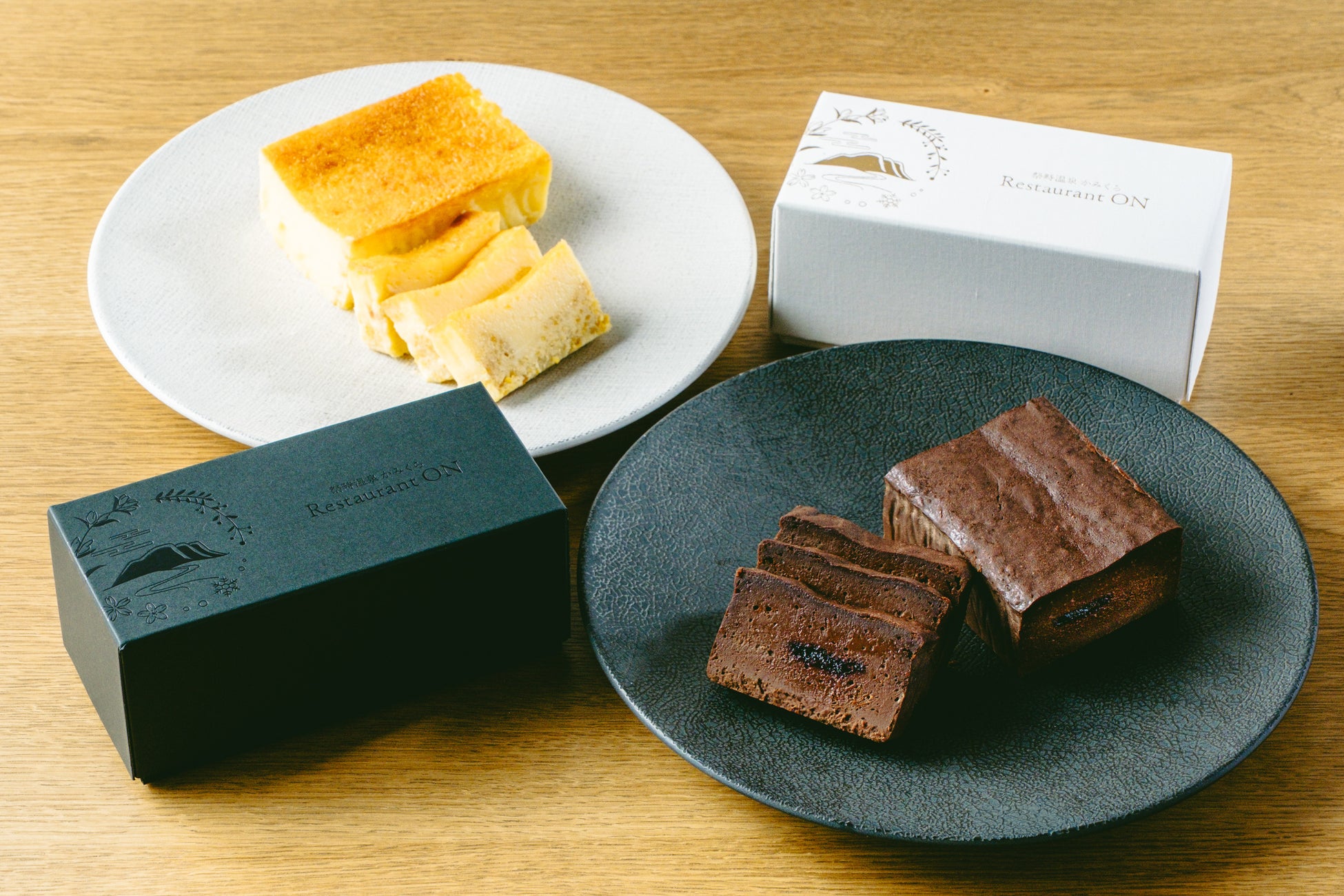 ごぼうとゆずを重ねた、黒と白の新作ガトーショコラを販売予定