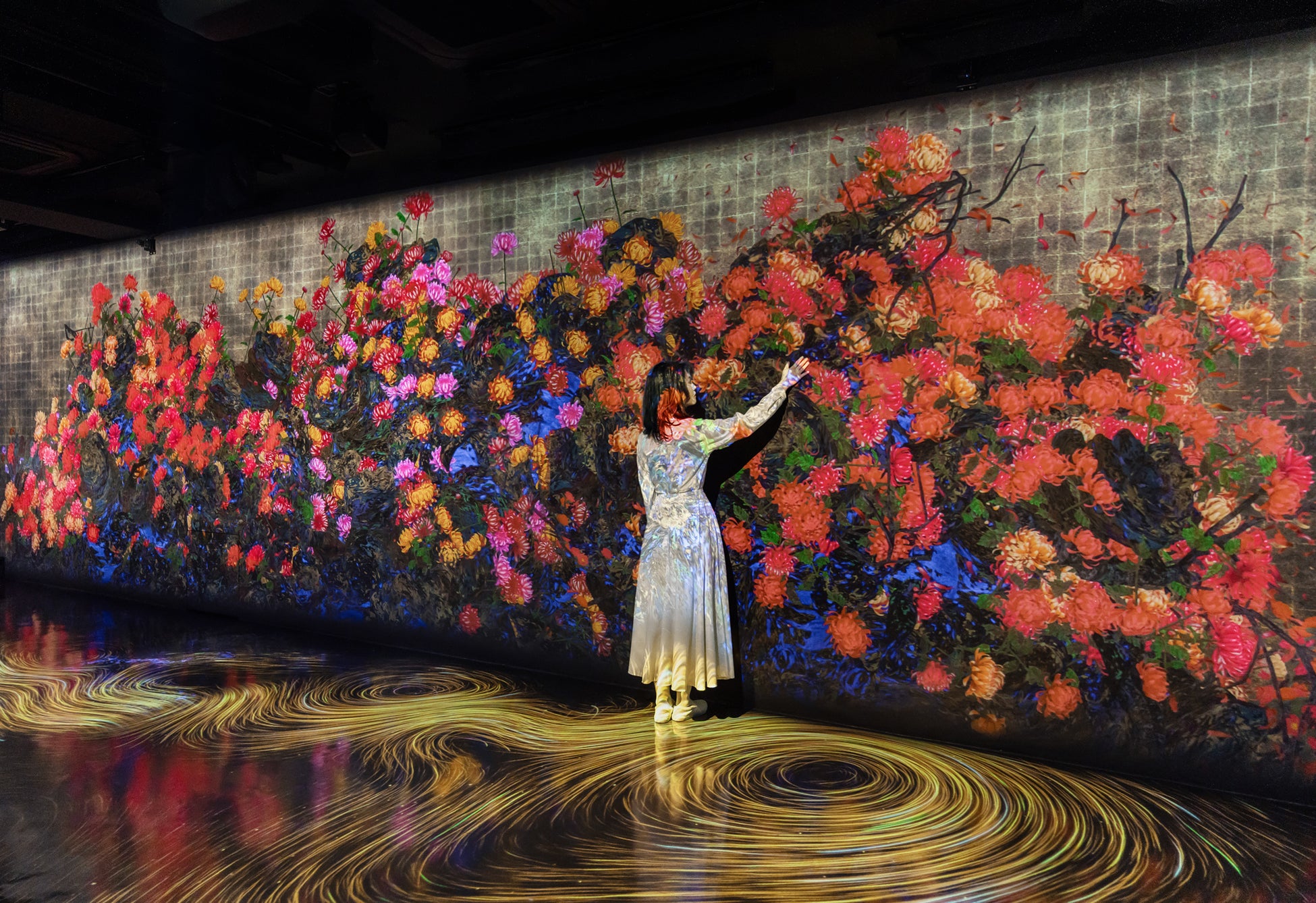 チームラボ「Galaxy ＆ チームラボ：永遠の今の中で連続する生と死」が原宿で開催中。