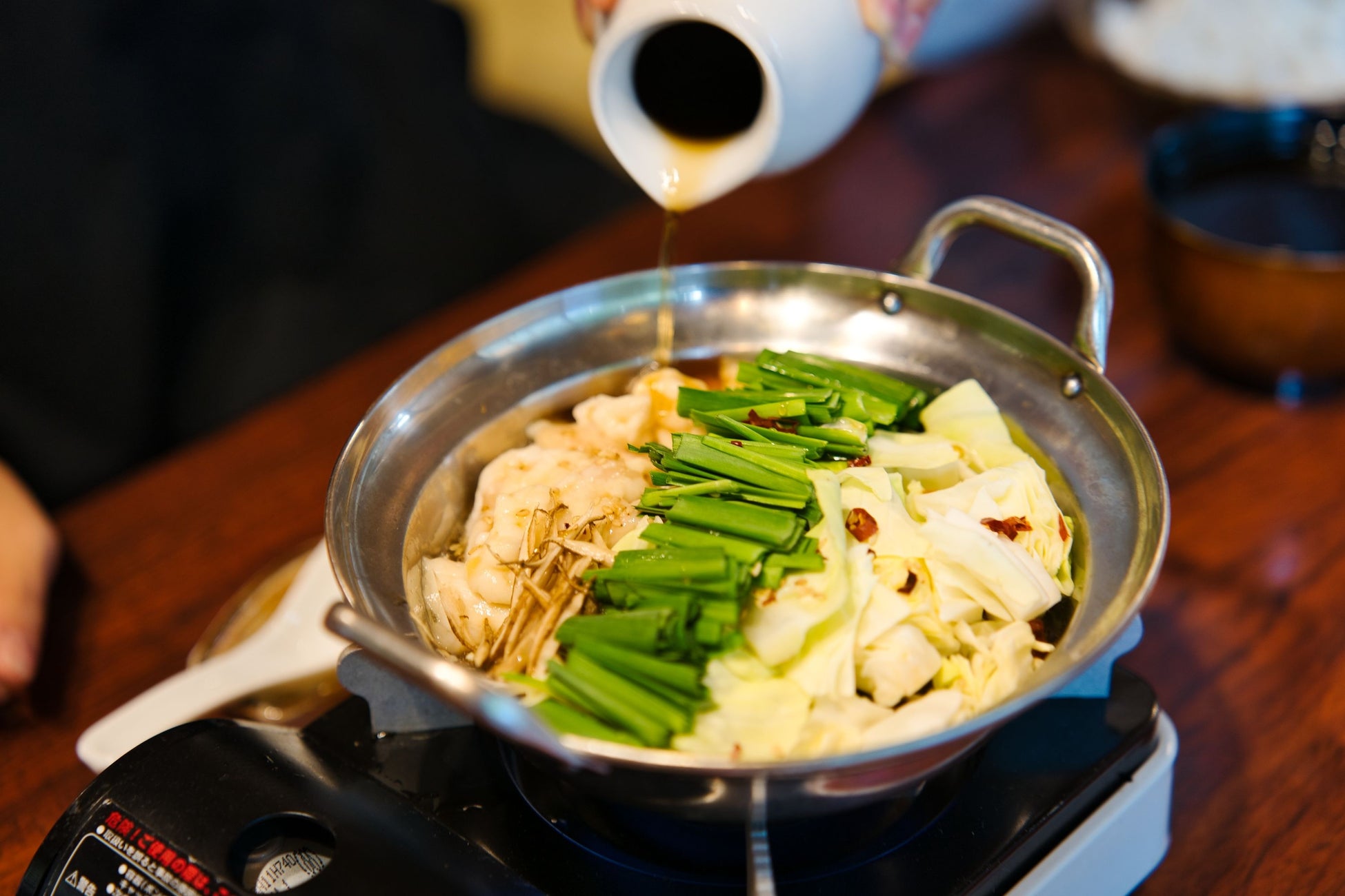 【愛知県岡崎市】“行列店の次の一手”は鍋だった。にゃあにゃあ庵、新メニュー『もつ鍋』提供開始