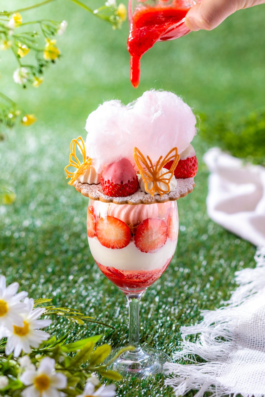 【リーガロイヤルホテル京都】春風のようなやさしさで甘く包み込む、苺のパフェ＆プレートデザート『春風薫る、ラウンジデザート 』 販売