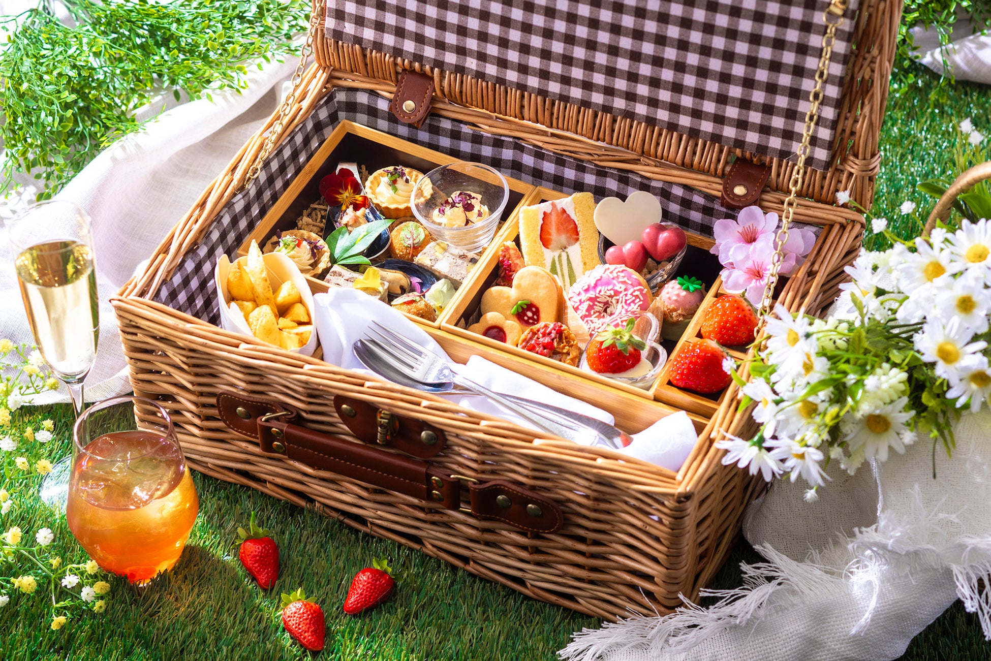 【リーガロイヤルホテル京都】春めく苺のスイーツを詰め込んだ、バスケット仕立てのアフタヌーンティー「ピクニック アフタヌーンティーセット」販売