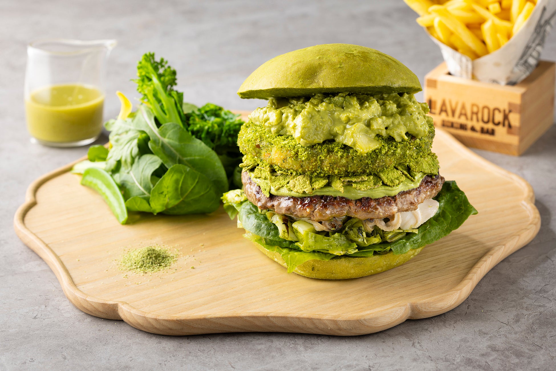 【コートヤード・バイ・マリオット 新大阪ステーション】抹茶の香りと鮮やかな緑が春の訪れを告げる、抹茶づくしのハンバーガー。春限定「MATCHA BURGER(抹茶 バーガー) 」を発売