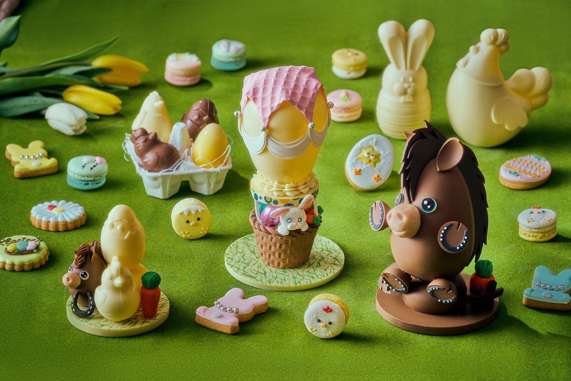 気球に乗ったイースターバニーのチョコレートなど愛らしいスイーツが登場手土産にも最適なパステルカラーのマカロンやアイシングクッキーも春の祝祭を彩る「イースタースイーツ コレクション」