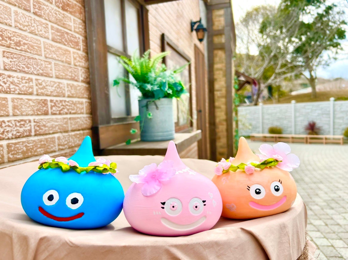 もうすぐ暖かい春が来る！花の島“淡路島”で可愛いクラフト体験を！ニジゲンノモリ「ドラゴンクエスト アイランド」スライム＆ドラキー色塗り体験「春限定！彩りフラワークラフト2026」