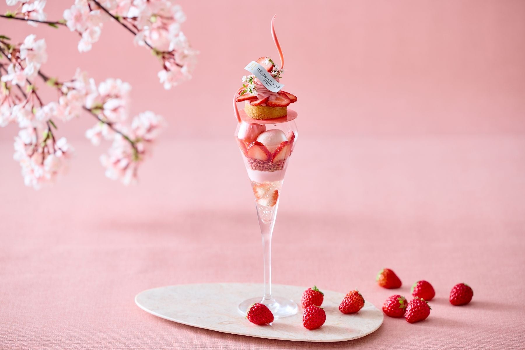 【名古屋】【開業10周年】心ゆくまで苺を愛でる、贅沢な春のひととき。桜香るグラスの中にもちもちの苺大福を忍ばせた1か月間限定の春色パフェ！「大人のご褒美パフェ～Strawberry Blossom～」