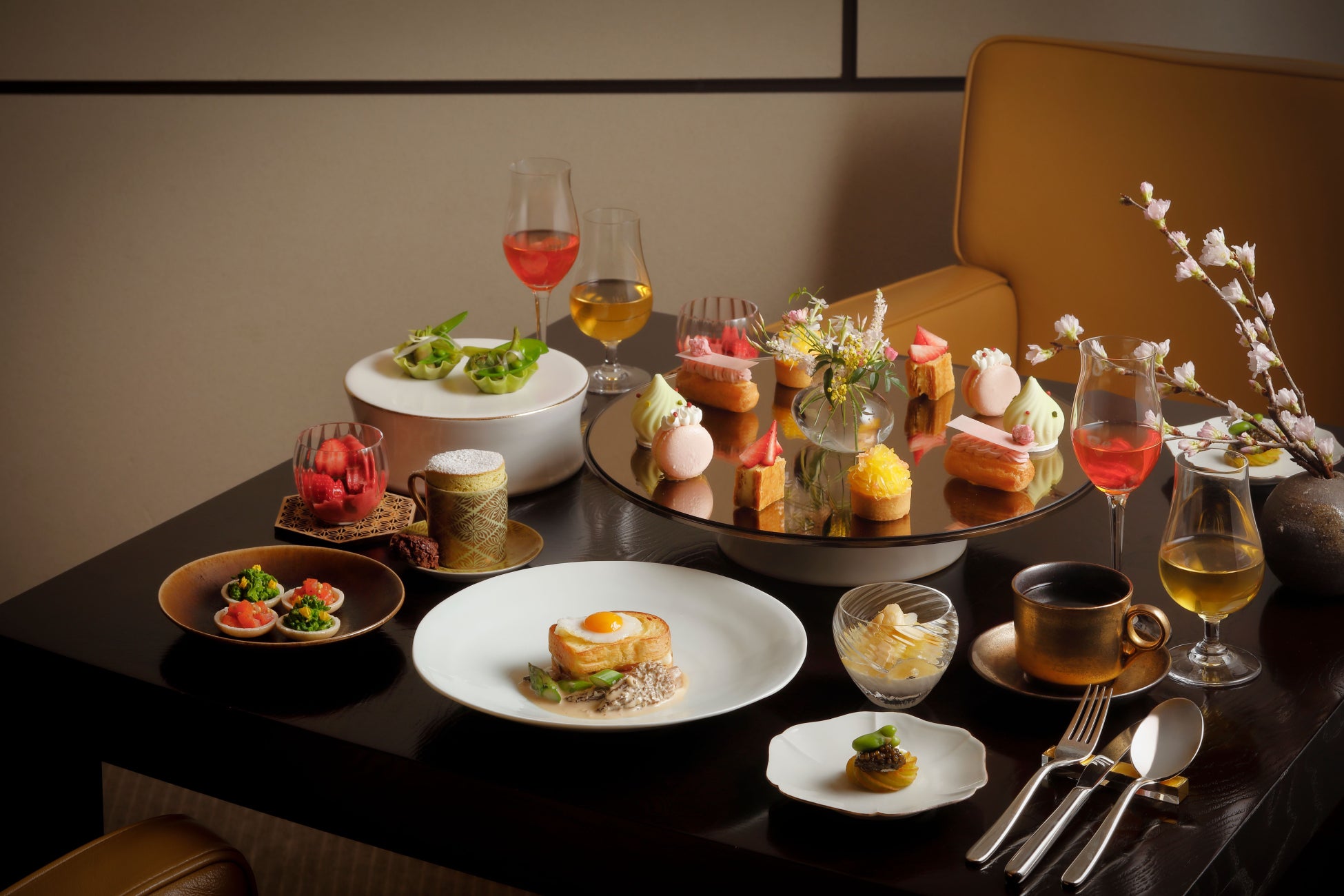【パーク ハイアット 京都】 「ザ リビングルーム」桜を愛でながら堪能する優美な桜アフタヌーンティー、春限定の桜・いちごデザート
