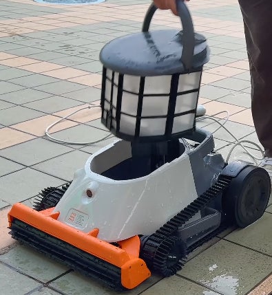 コードレスプールロボットで業務用クラスの清掃力　ACE600/サイブ