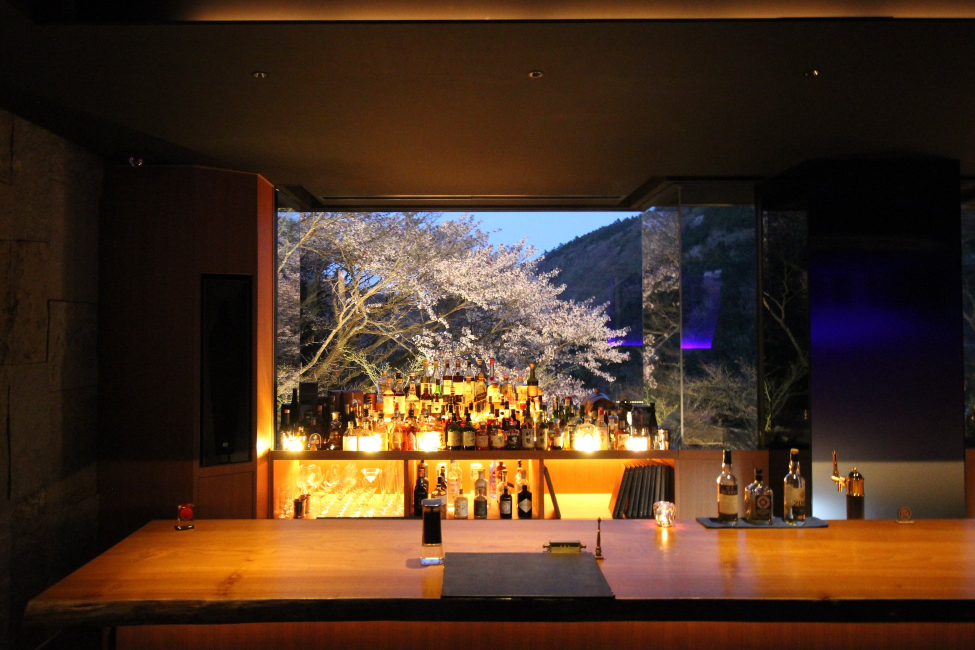 泊まれるバー「bar hotel箱根香山」、桜を眺めながら箱根と小田原の恵みを味わう、カクテルペアリング付き春のディナーコースを提供開始