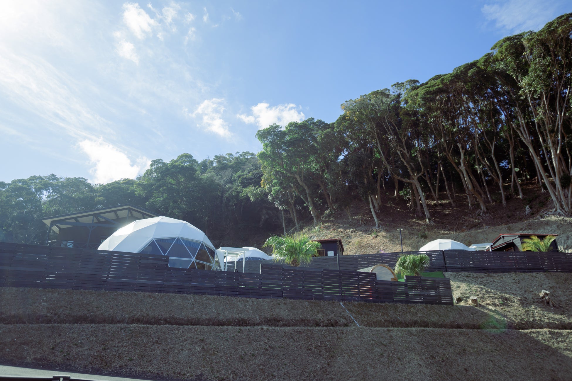 【東京から約90分】“森の静寂”を独占する1日3組限定グランピング「SHINON〜森音〜」が開業。