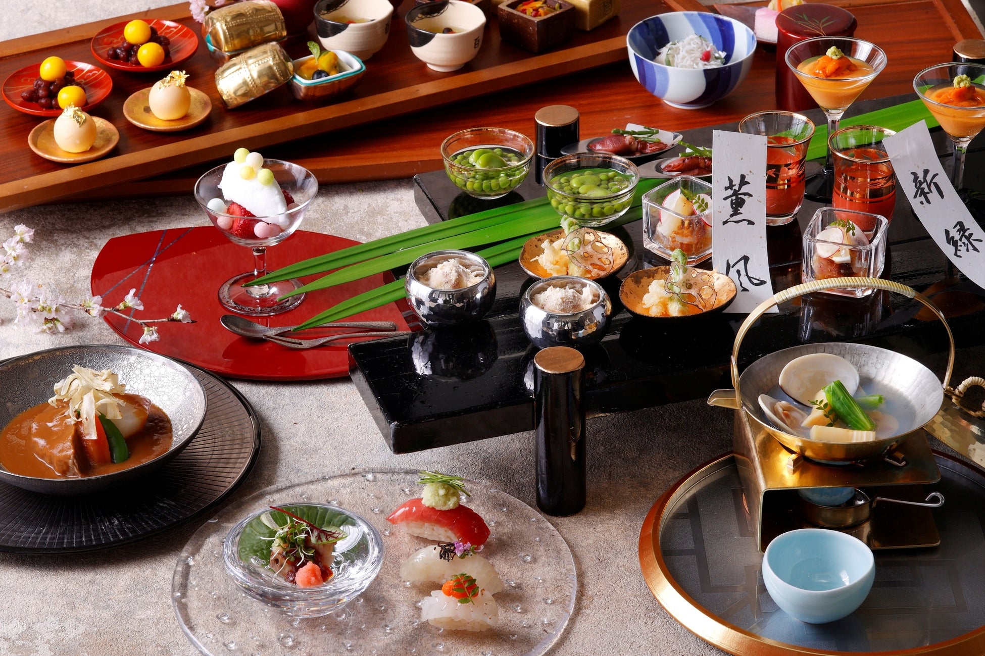 富士マリオットホテル山中湖 ピンク色バンズとライム香るフィッシュケーキが彩る春バーガー「甲斐サーモンとフィッシュケーキの春色バーガー」発売