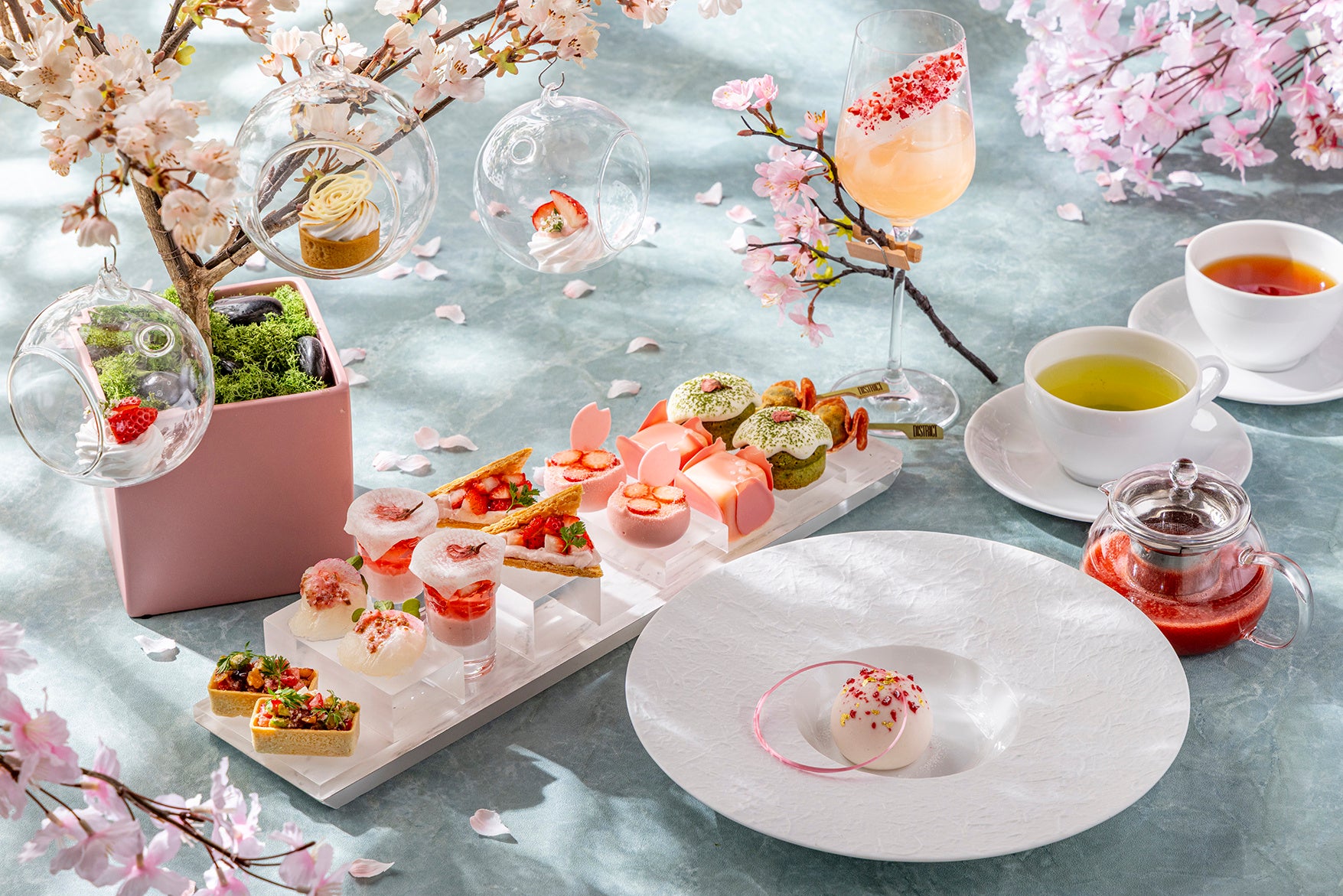 いちごと桜アフタヌーンティー “春彩”​　春を彩る、桜あんミルフィーユや抹茶フィナンシェなど​　あまおうのプレミアムソース仕立ての大人なホテルスイーツも登場​