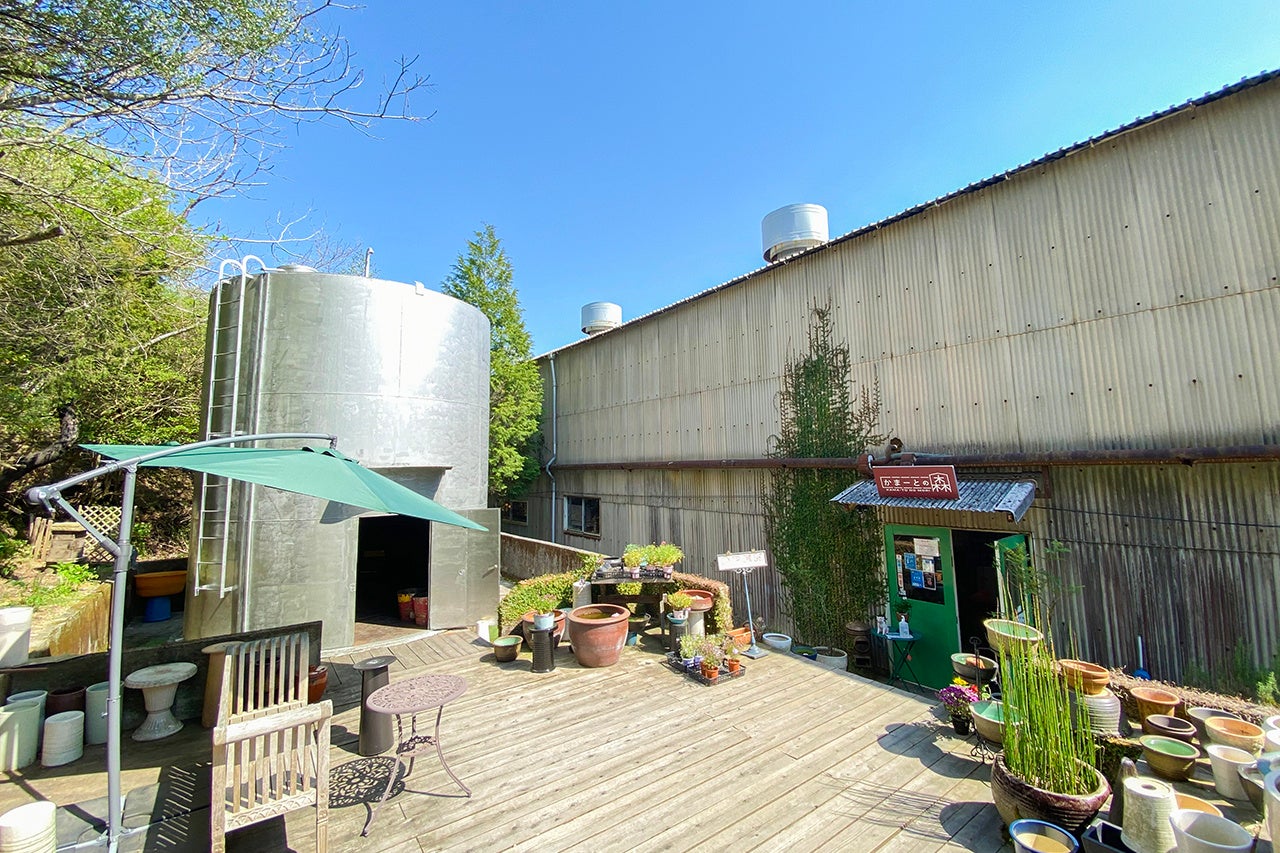 器は「暮らしと土地をつなぐメディア」。信楽焼ブランド「PLUS GARDEN」窯元が挑む体験型発信拠点「かまーとの森」