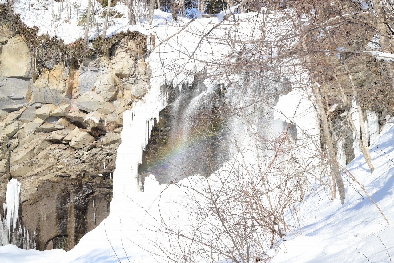 “日本の滝百選”アシリベツの滝【氷瀑＆虹】出現中！（国営滝野すずらん丘陵公園）