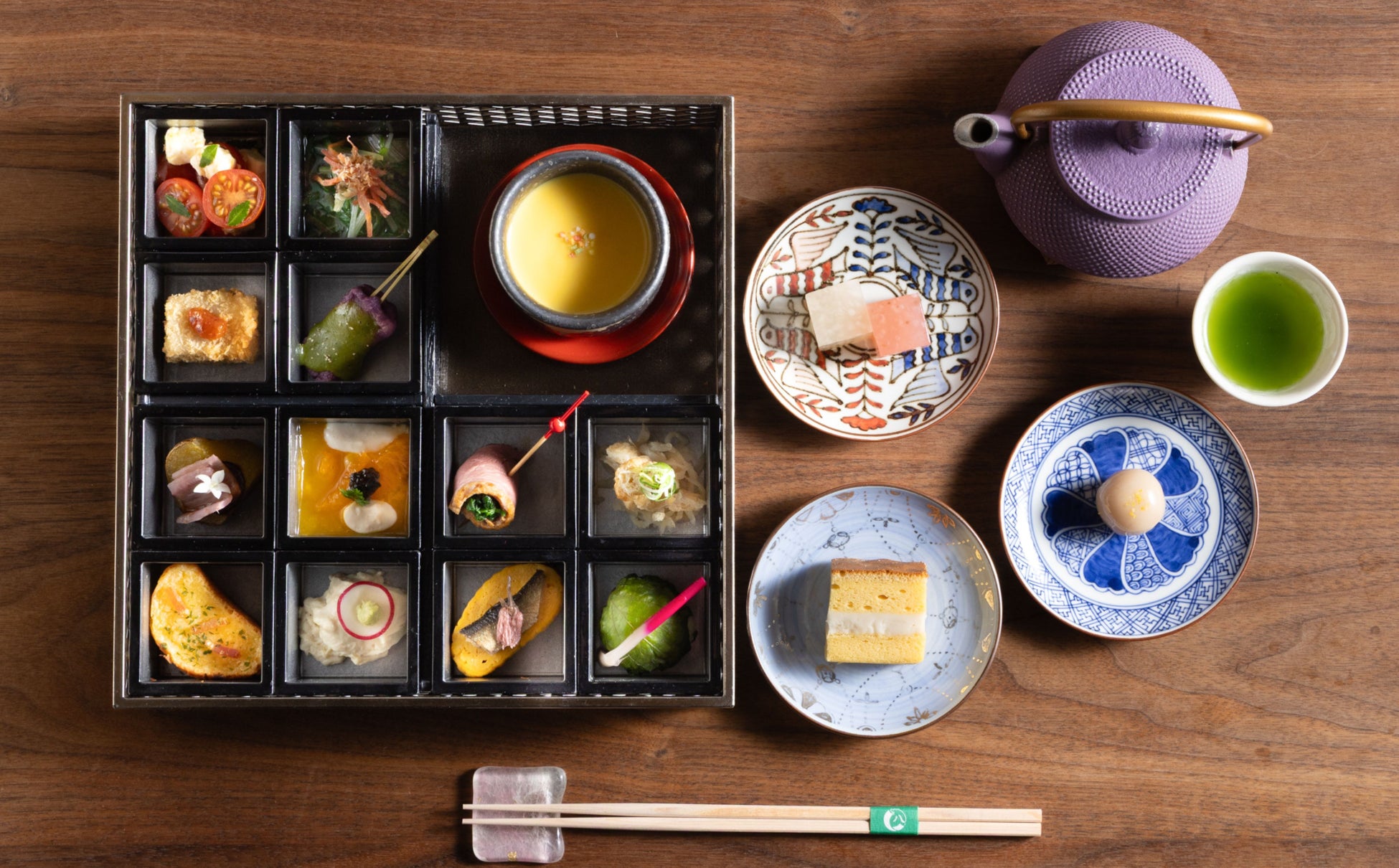 寝袋でも、ブランケットでもない。車中泊の夜を「耐える時間」から「くつろぎの時間」へ変える。特許製法「鷲尾式起毛」を採用した究極の車中泊ギア『KURUMOCHI』が誕生。