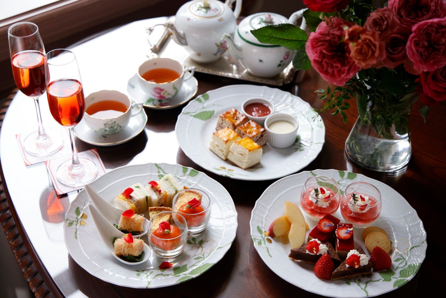 【ホテル長楽館】薔薇咲く季節、文化財の迎賓空間で楽しむ「ローズアフタヌーンティー」を期間限定提供