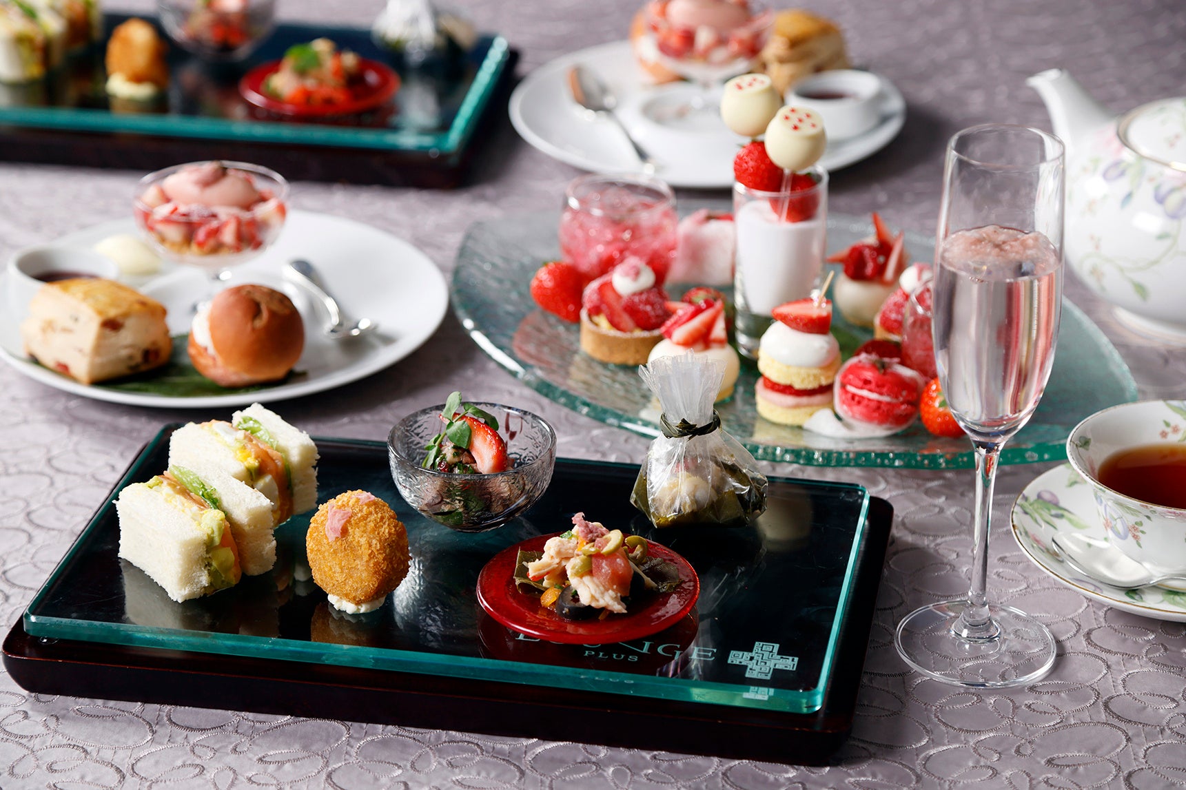 【大阪マリオット都ホテル】春限定！五感で愛でる「桜といちごのアフタヌーンティー」。淡い桜色と旬のいちごで心華やぐティータイムを